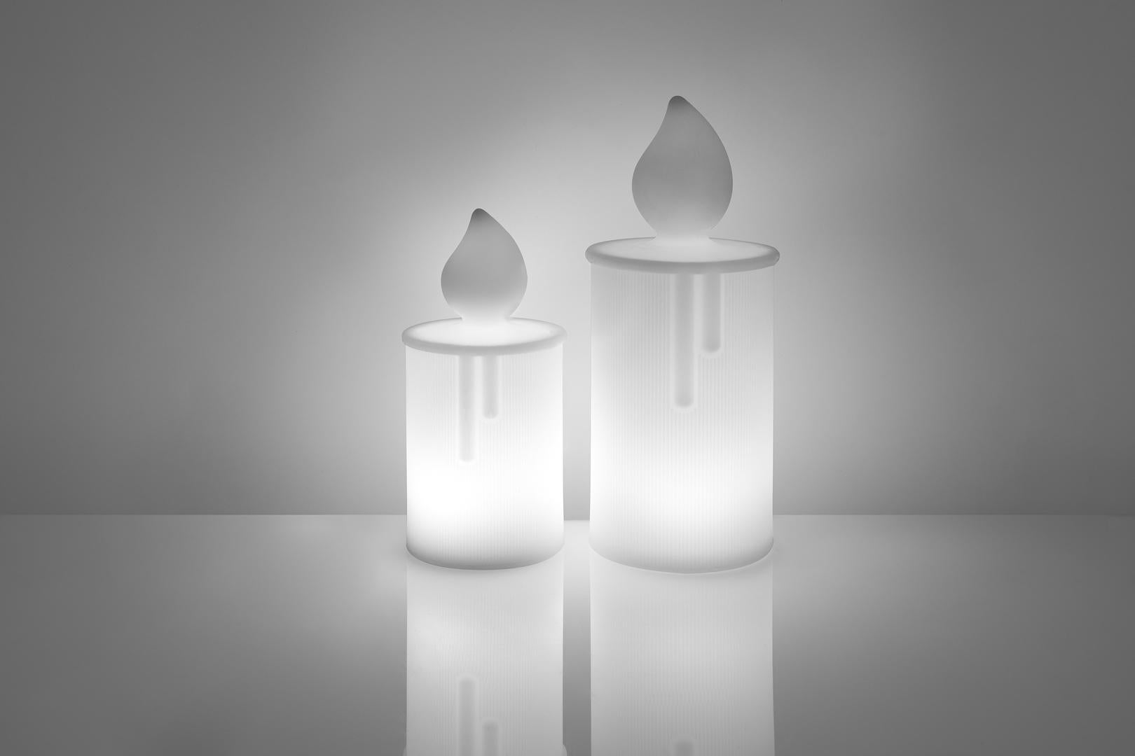 Lampe à poser Light White Fiammetta by Alberto Ghirardello
Dimensions : Ø 10,5 x H 22,5 cm : Ø 10,5 x H 22,5 cm.
Matériaux : Polyéthylène.

Disponible en différentes couleurs. Les prix peuvent varier. Ce produit peut être utilisé à l'intérieur et à