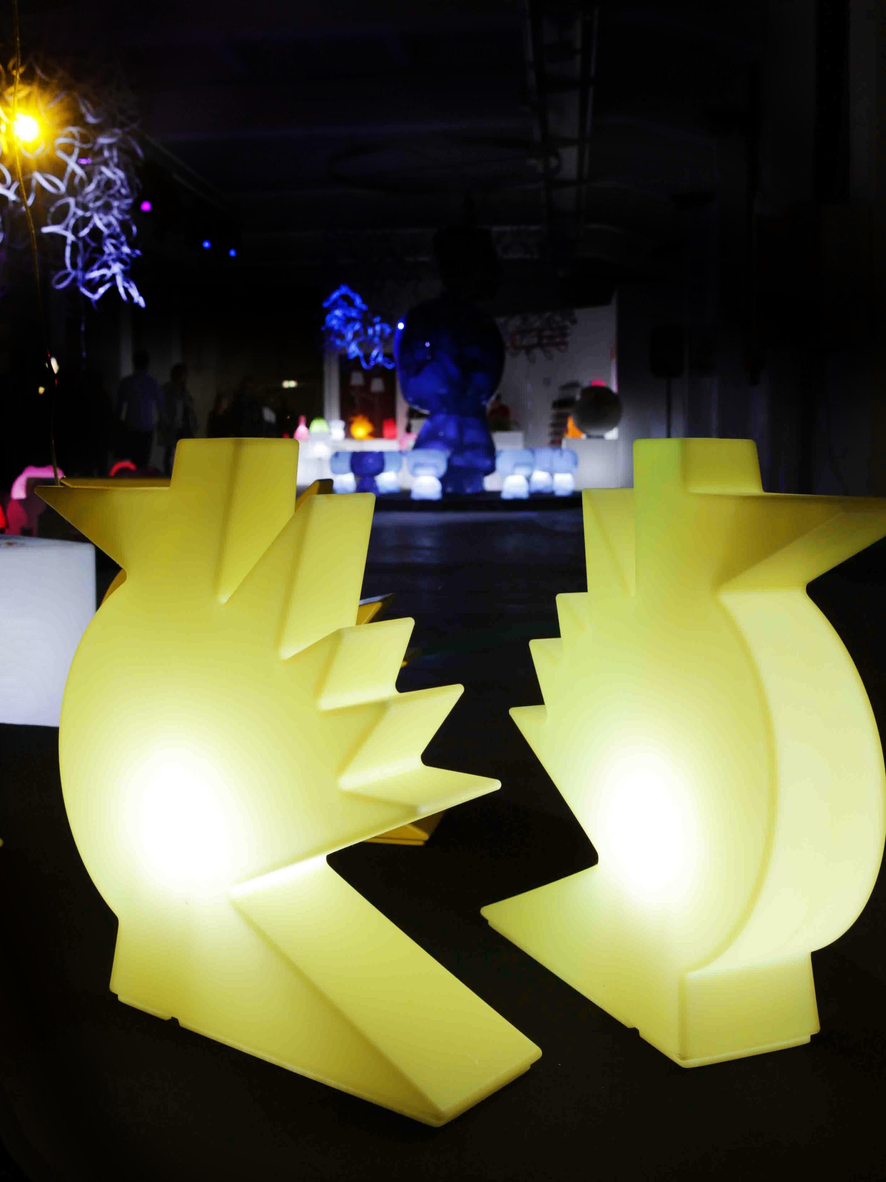 Light White Here Table Lamp by Alessandro Mendini
Dimensions: D 14 x W 50 x H 50 cm.
Materials: Polyethylene.

Available in different color options. Prices may vary. This product is suitable for indoor and outdoor use. All our lamps can be wired