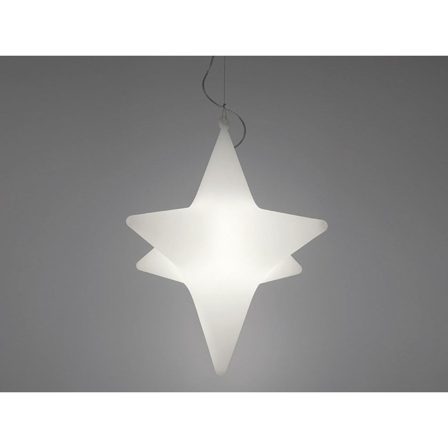 Lampada a sospensione Light White Sirio di Giò Colonna Romano
Dimensioni: P 80 x L 80 x H 80 cm.
Materiali: Polietilene.

Disponibile in diverse opzioni di colore. Questo prodotto è adatto all'uso interno ed esterno. Tutte le nostre lampade possono