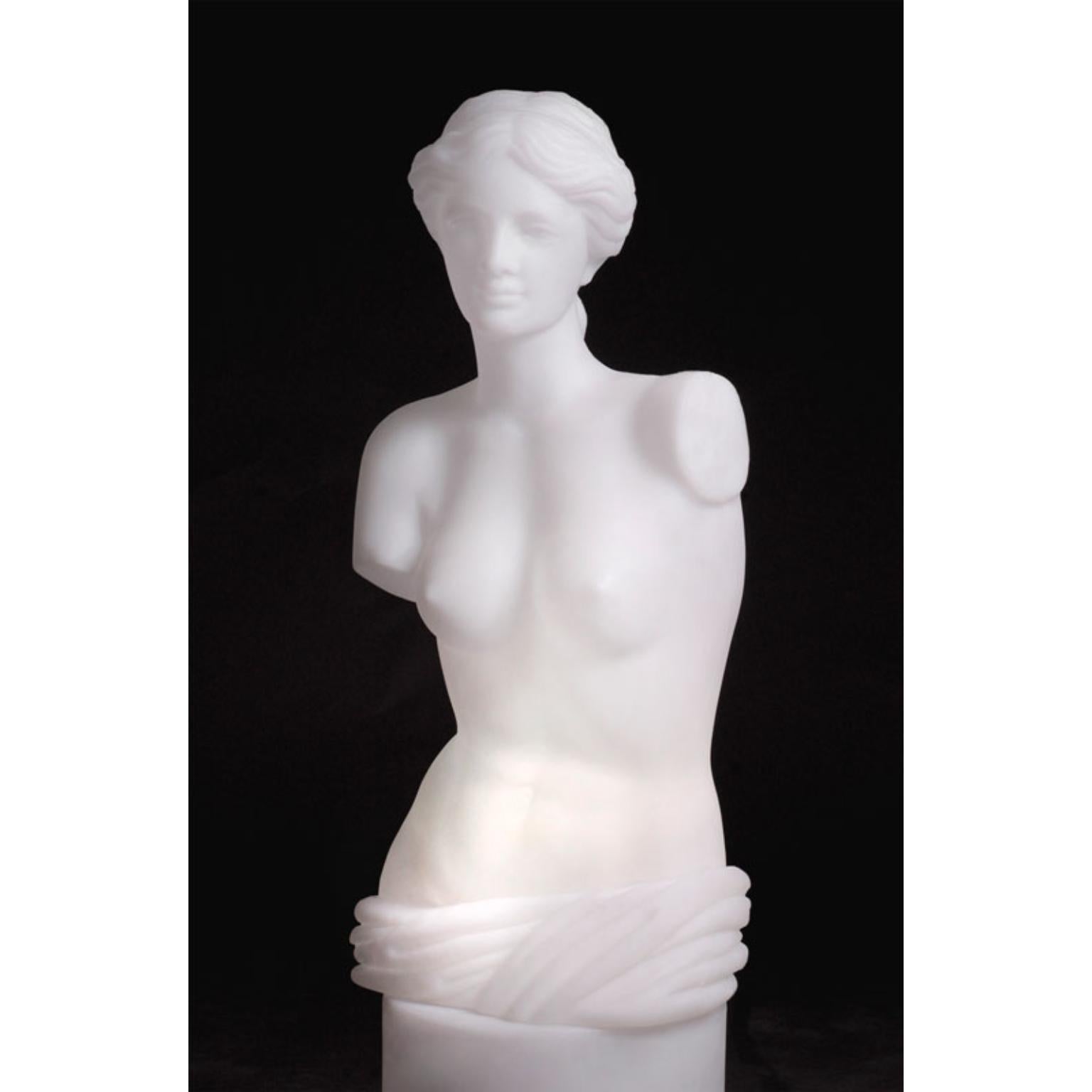 Lampe Vénus blanche claire de SLIDE Studio
Dimensions : D 30 x L 40 x H 70 cm.
Matériaux : Polyéthylène.

Disponible en différentes couleurs. Les prix peuvent varier. Ce produit peut être utilisé à l'intérieur et à l'extérieur. Toutes nos lampes