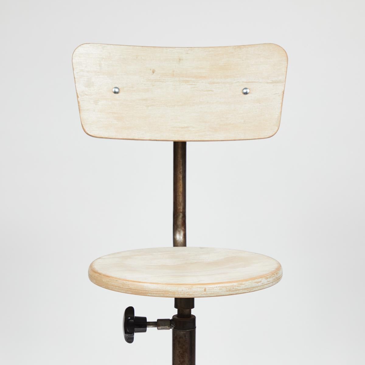 Antiker Industriestuhl aus hellem Holz und Metall Verstellbarer Drehstuhl (20. Jahrhundert) im Angebot