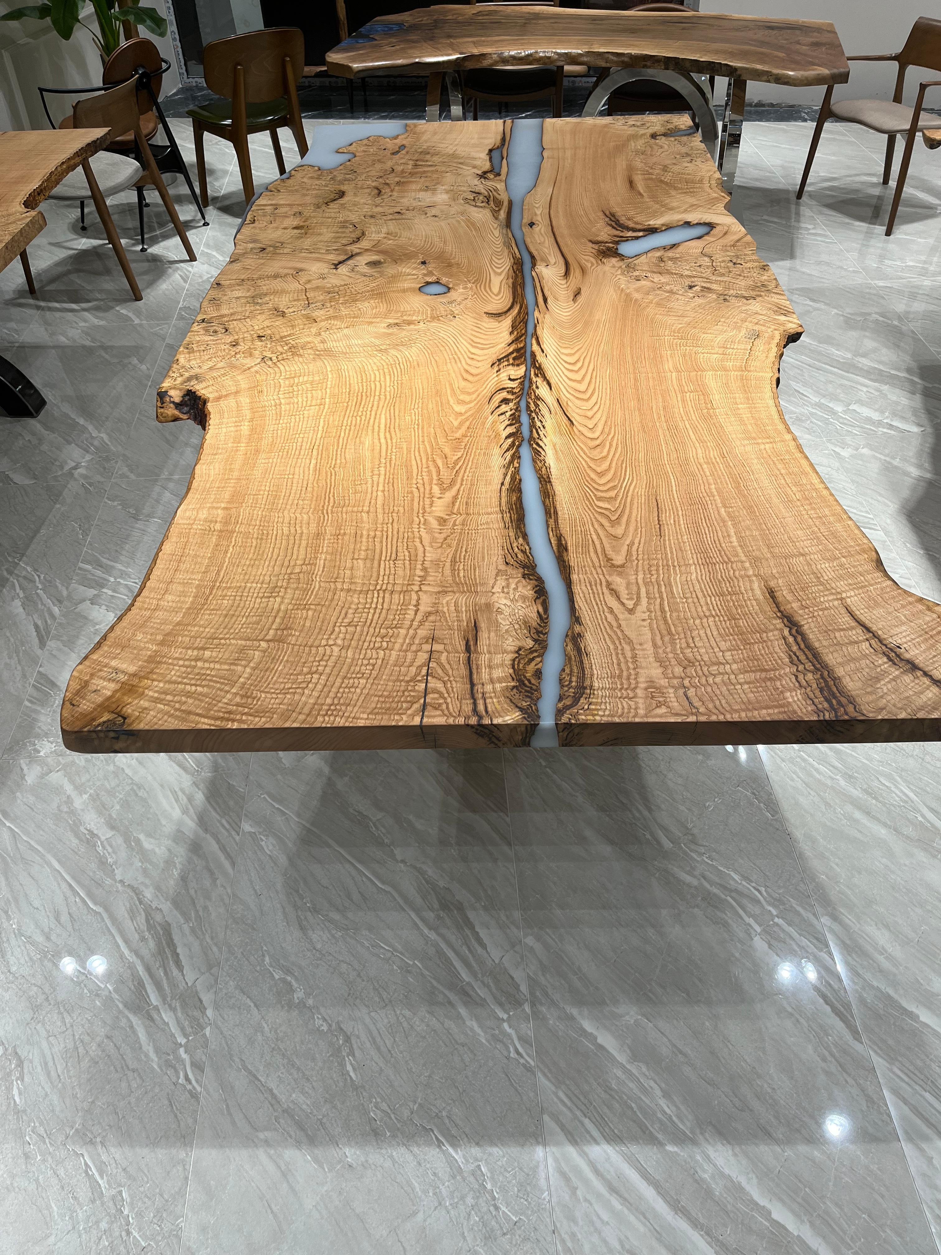 Leichter Holz-Epoxidharz-Konferenztisch (Handgeschnitzt) im Angebot
