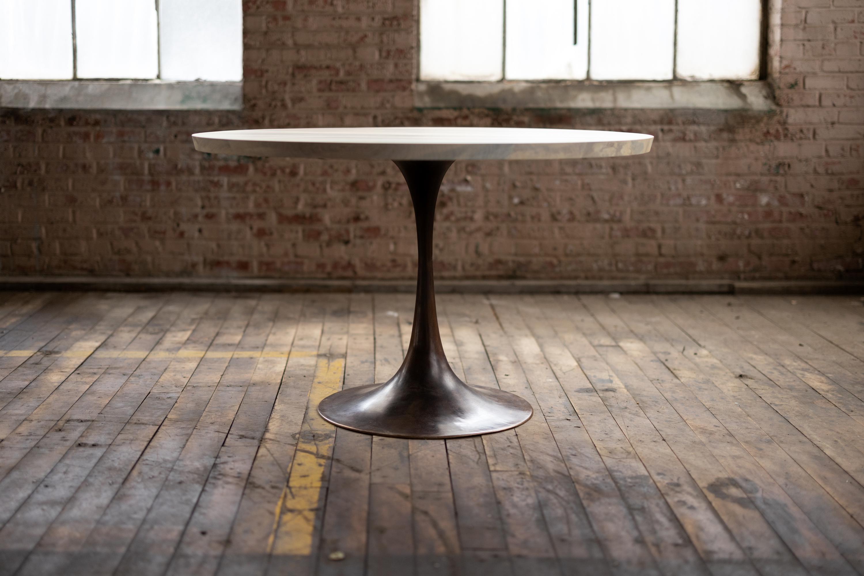 Table de salle à manger ronde à piédestal en bois clair Base en bronze moulé Amicalola en vente 2