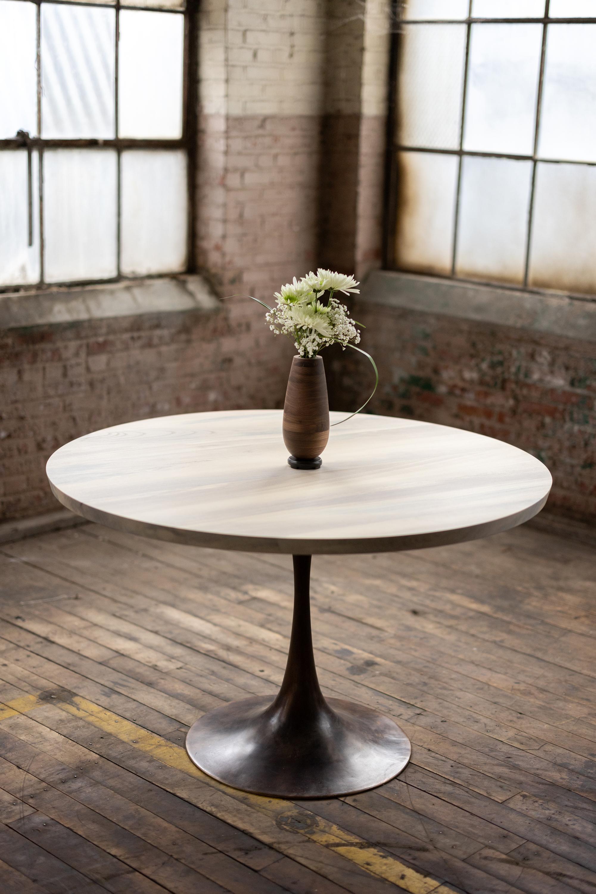 Table de salle à manger ronde à piédestal en bois clair Base en bronze moulé Amicalola en vente 4