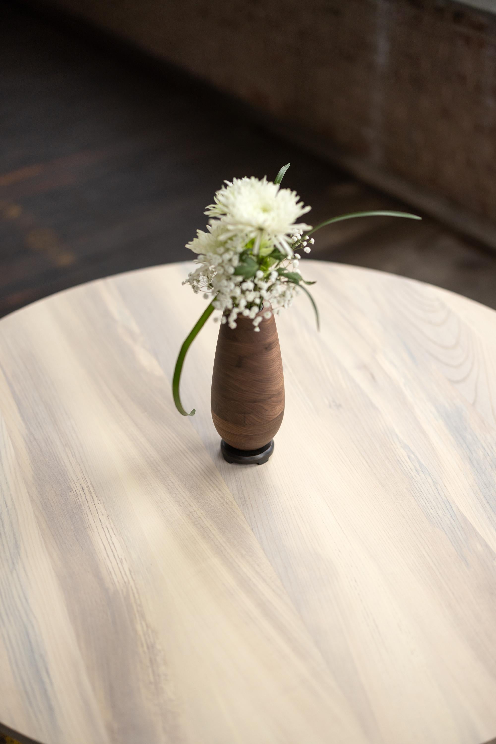 Mid-Century Modern Table de salle à manger ronde à piédestal en bois clair Base en bronze moulé Amicalola en vente