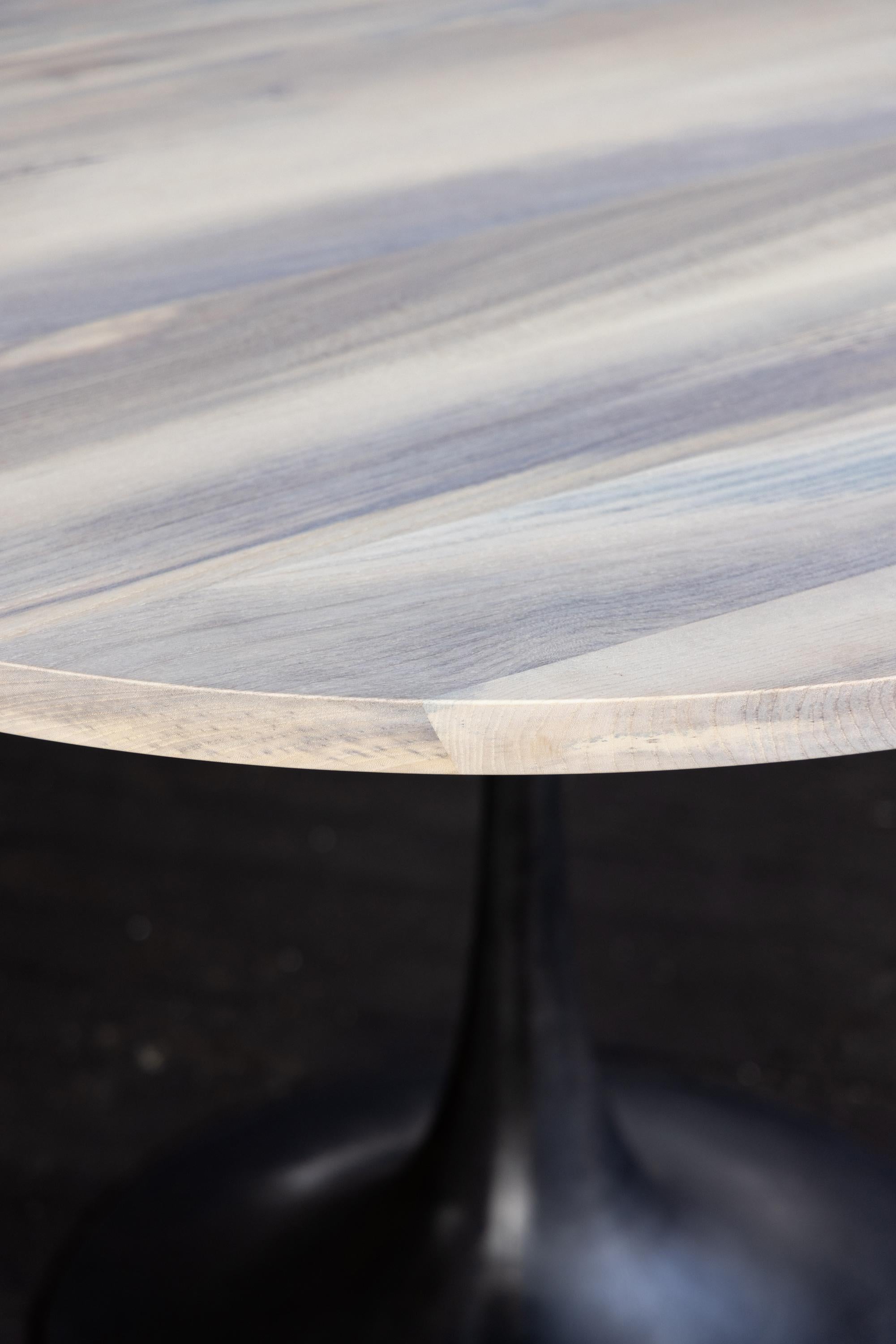 Américain Table de salle à manger ronde à piédestal en bois clair Base en bronze moulé Amicalola en vente