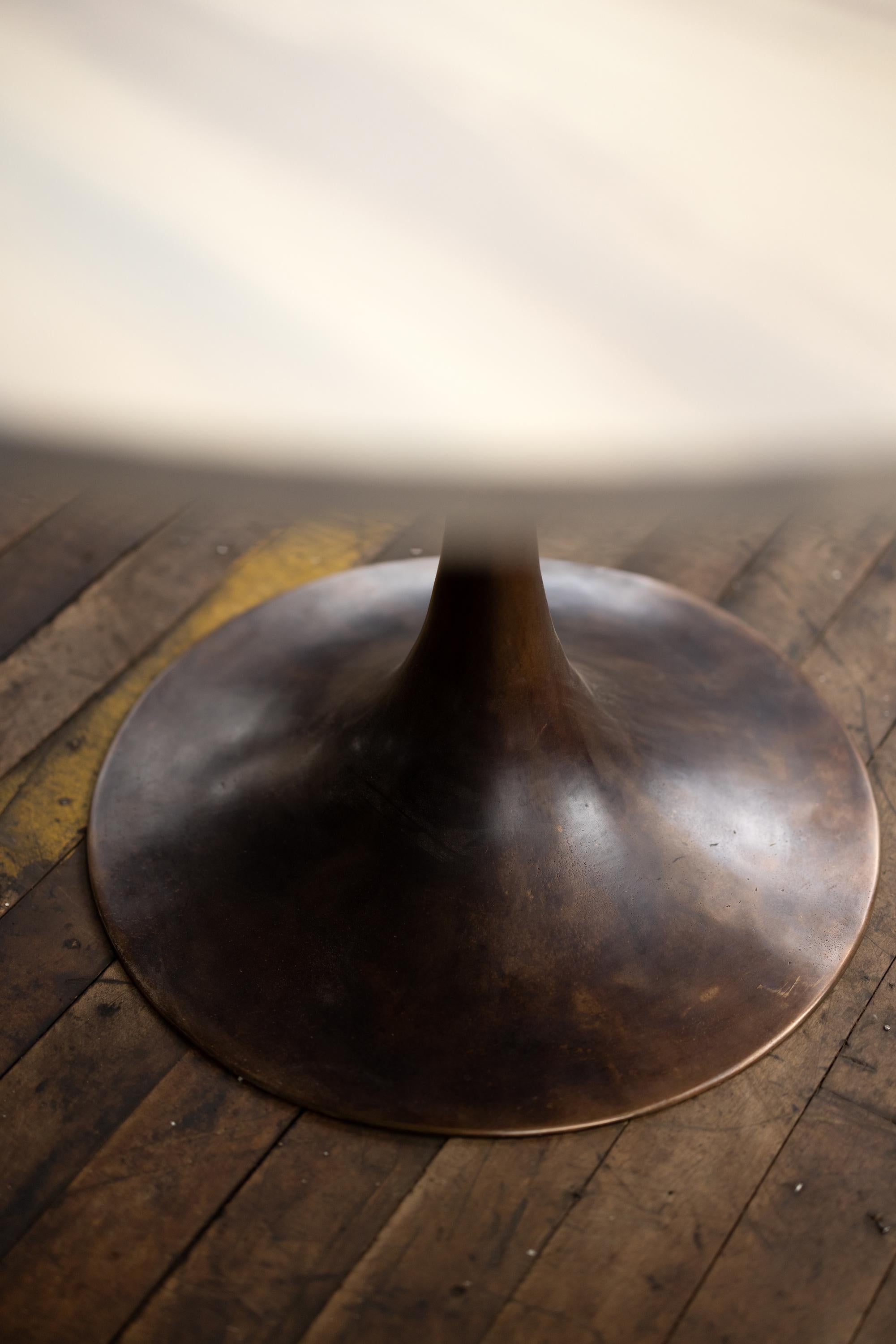 Moulage Table de salle à manger ronde à piédestal en bois clair Base en bronze moulé Amicalola en vente