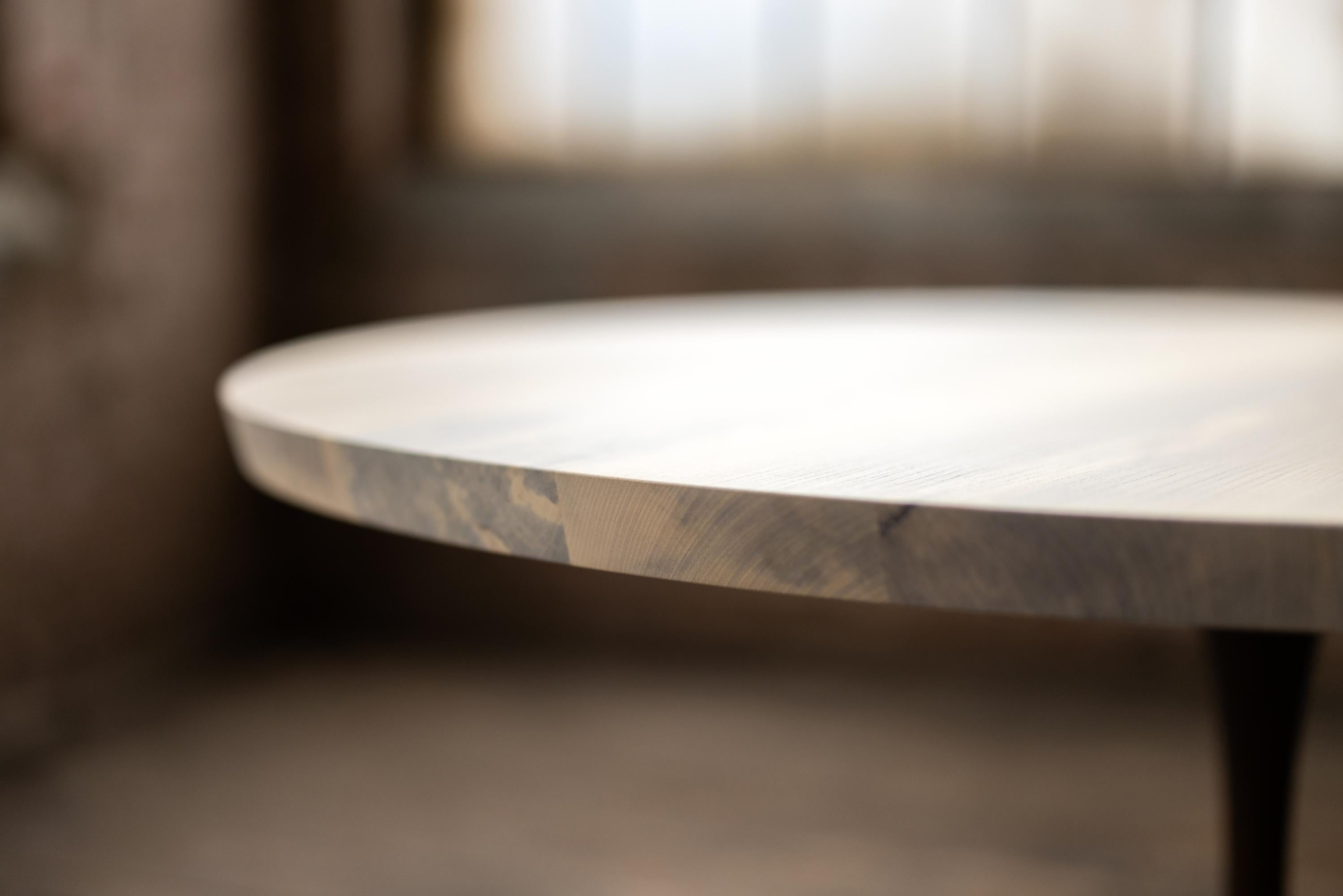 XXIe siècle et contemporain Table de salle à manger ronde à piédestal en bois clair Base en bronze moulé Amicalola en vente
