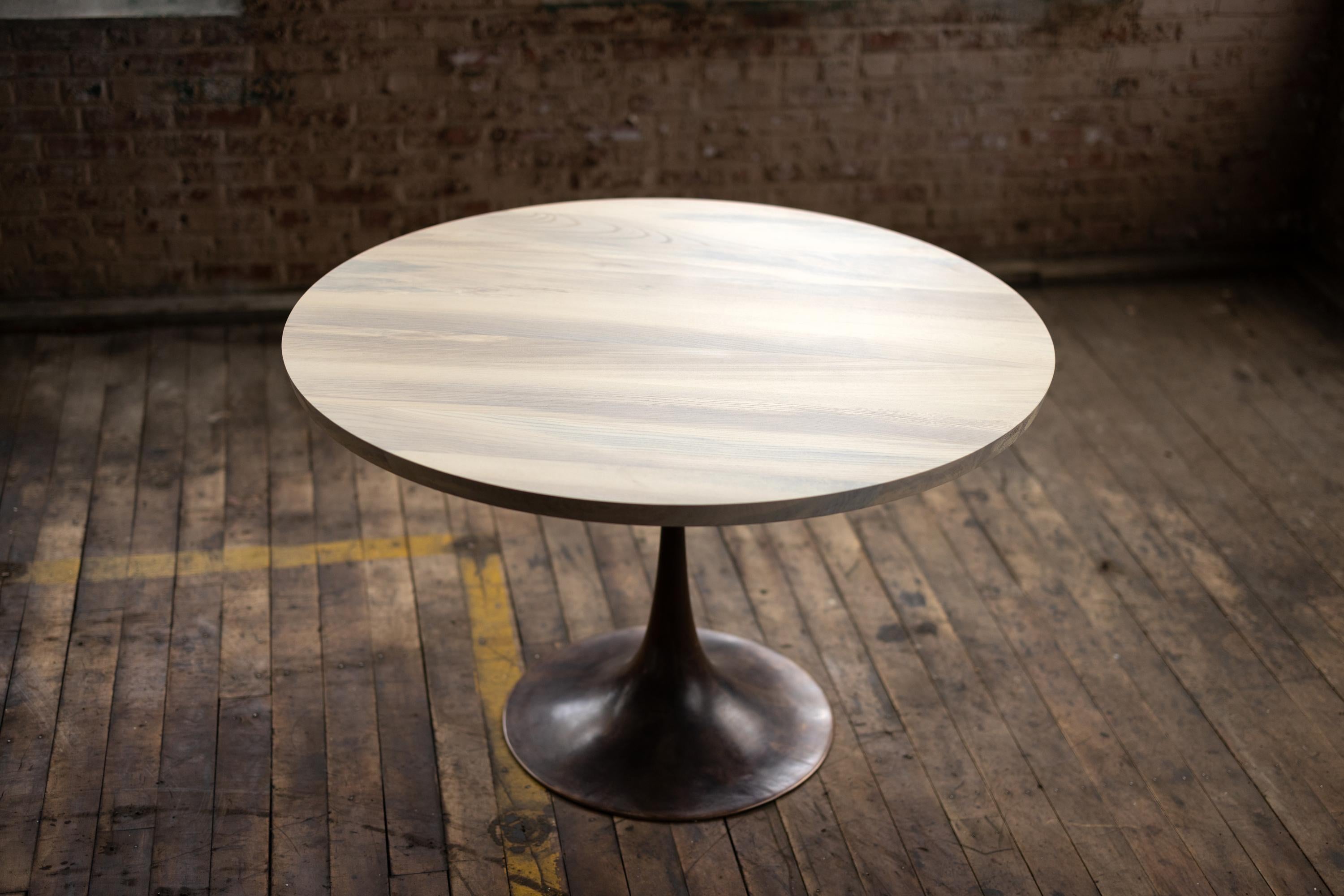 Bronze Table de salle à manger ronde à piédestal en bois clair Base en bronze moulé Amicalola en vente