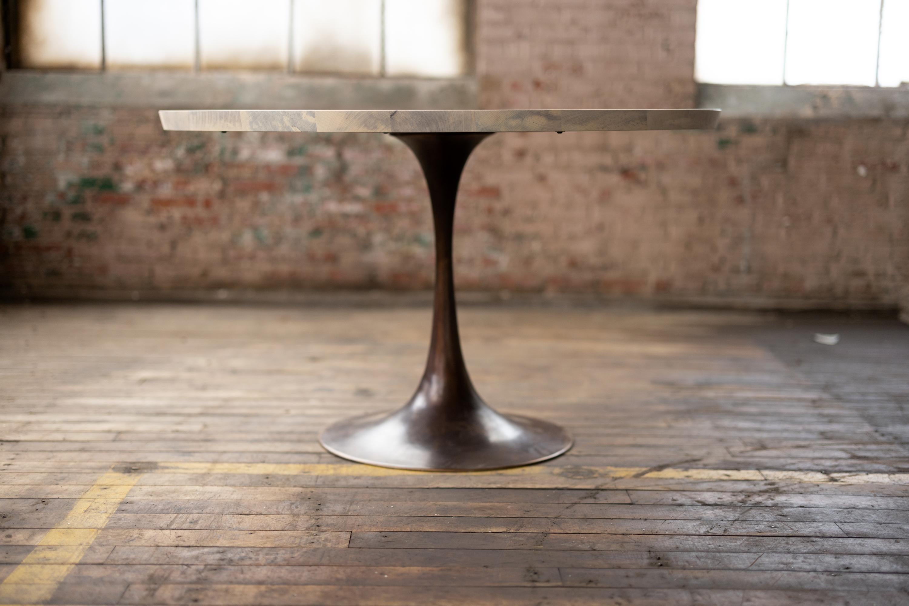 Table de salle à manger ronde à piédestal en bois clair Base en bronze moulé Amicalola en vente 1