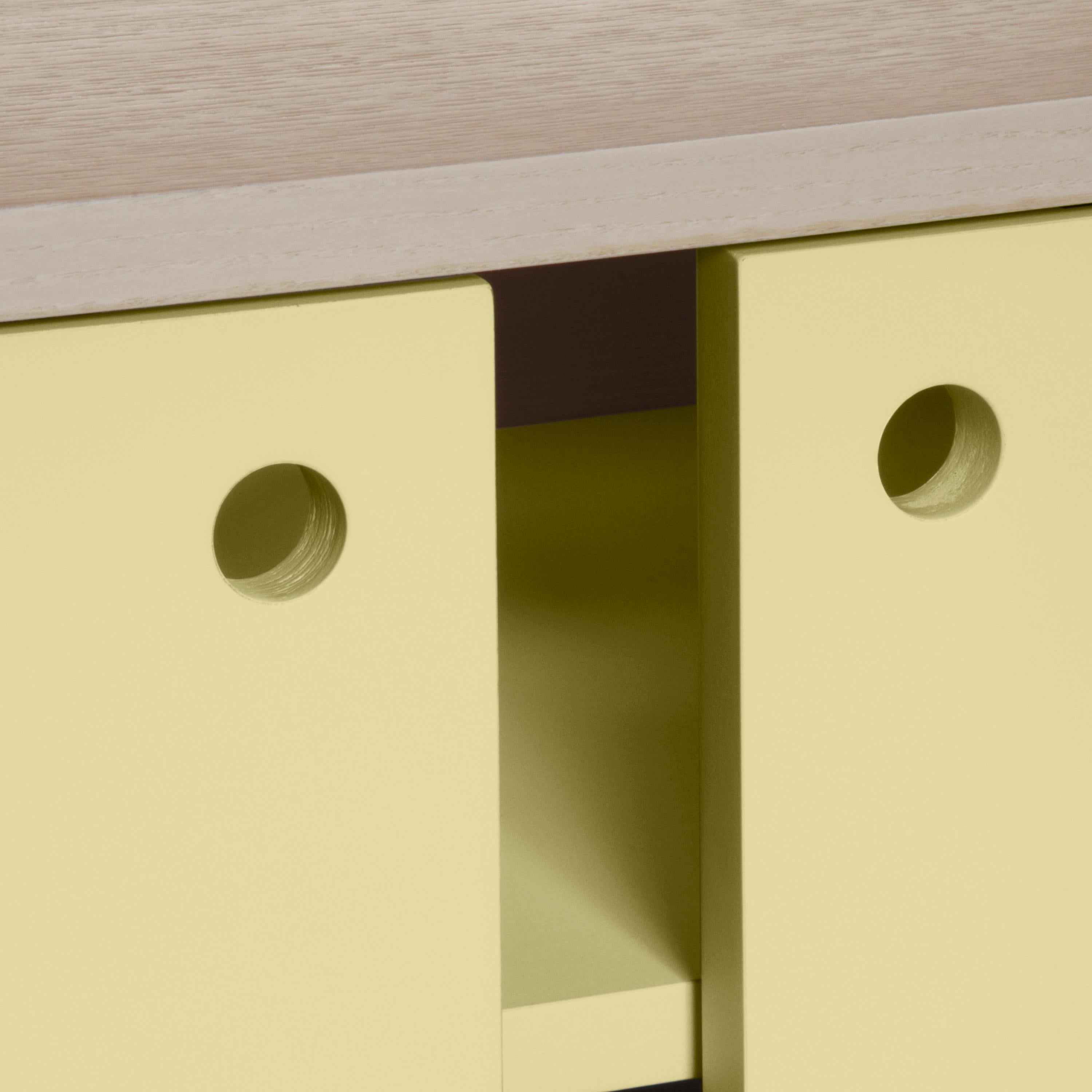 Français meuble TV jaune clair à 2 portes en bois,  Design scandinave avec 11 couleurs  en vente
