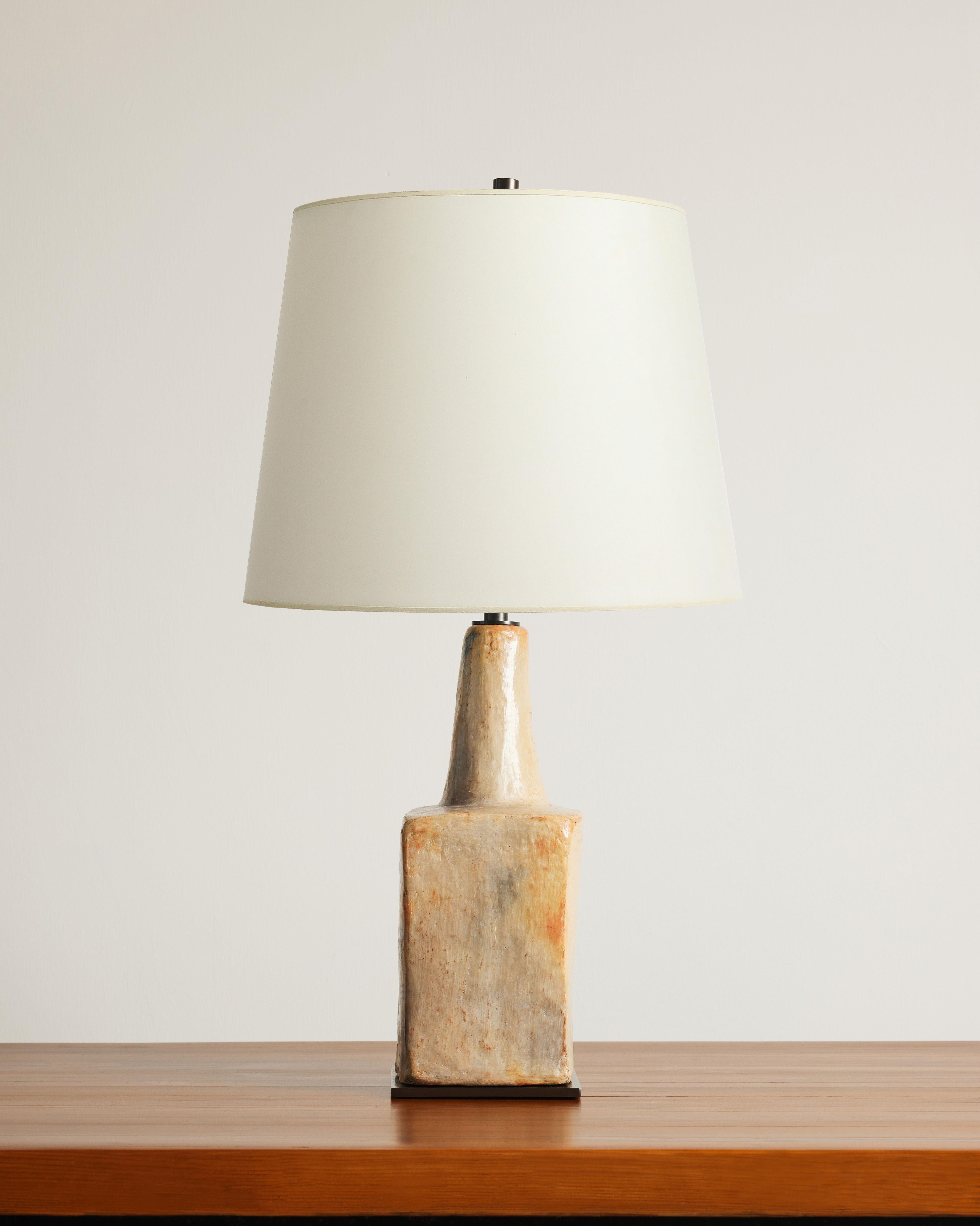 Lampe de table en céramique émaillée avec base en acier patiné. Nouvellement recâblé avec un cordon de soie torsadée noire de 8 pieds, marche/arrêt sur le cordon, gradateur au niveau du cou et harpe réglable.

La hauteur est réglable entre 24 et 29