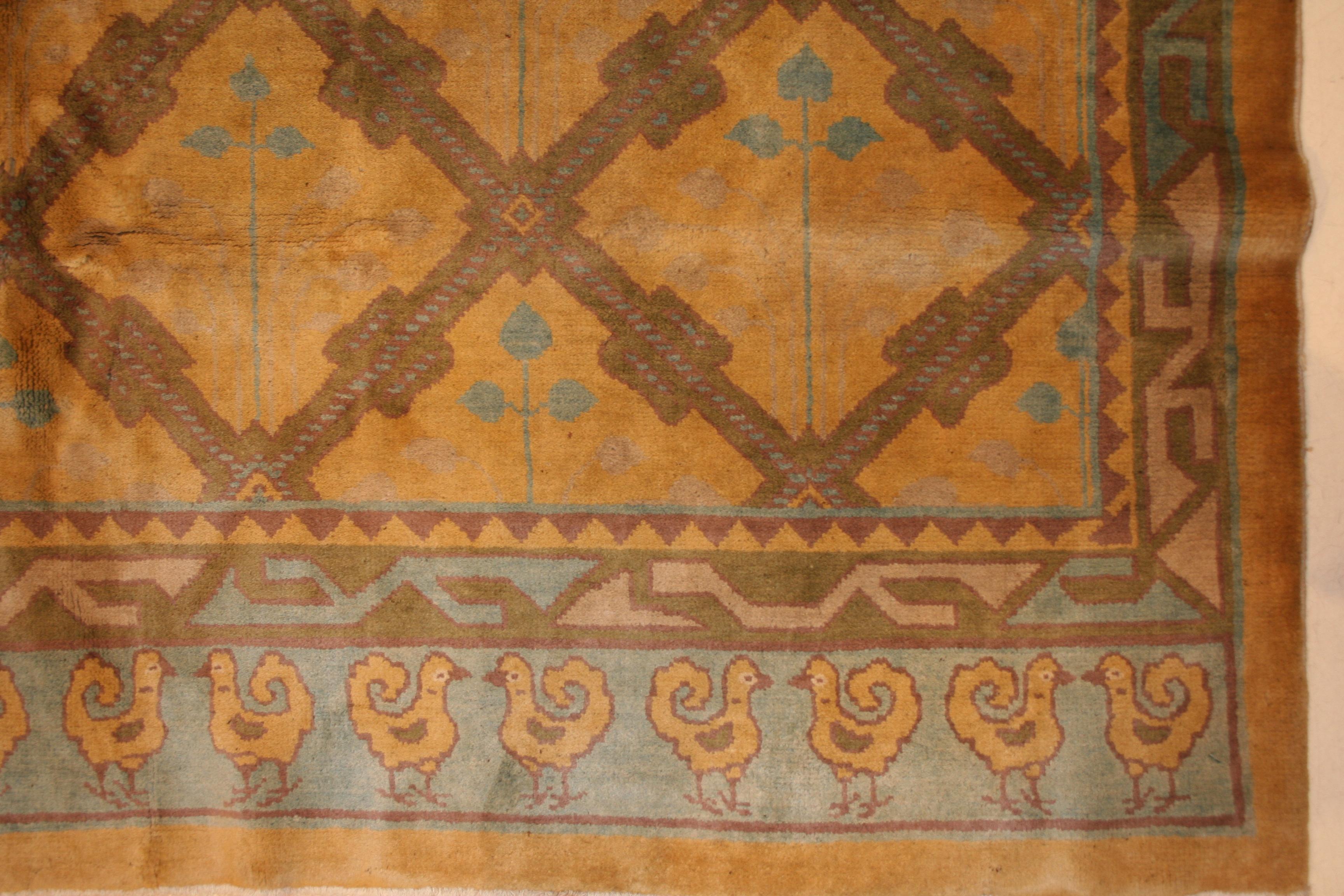 Dieser Teppich zeichnet sich durch ein ungewöhnliches All-Over-Gittermuster auf zart zitronengelbem Grund aus und ist ein Beispiel für den Eklektizismus chinesischer Webereien in der ersten Hälfte des 20. Jahrhunderts, der häufig durch geometrische