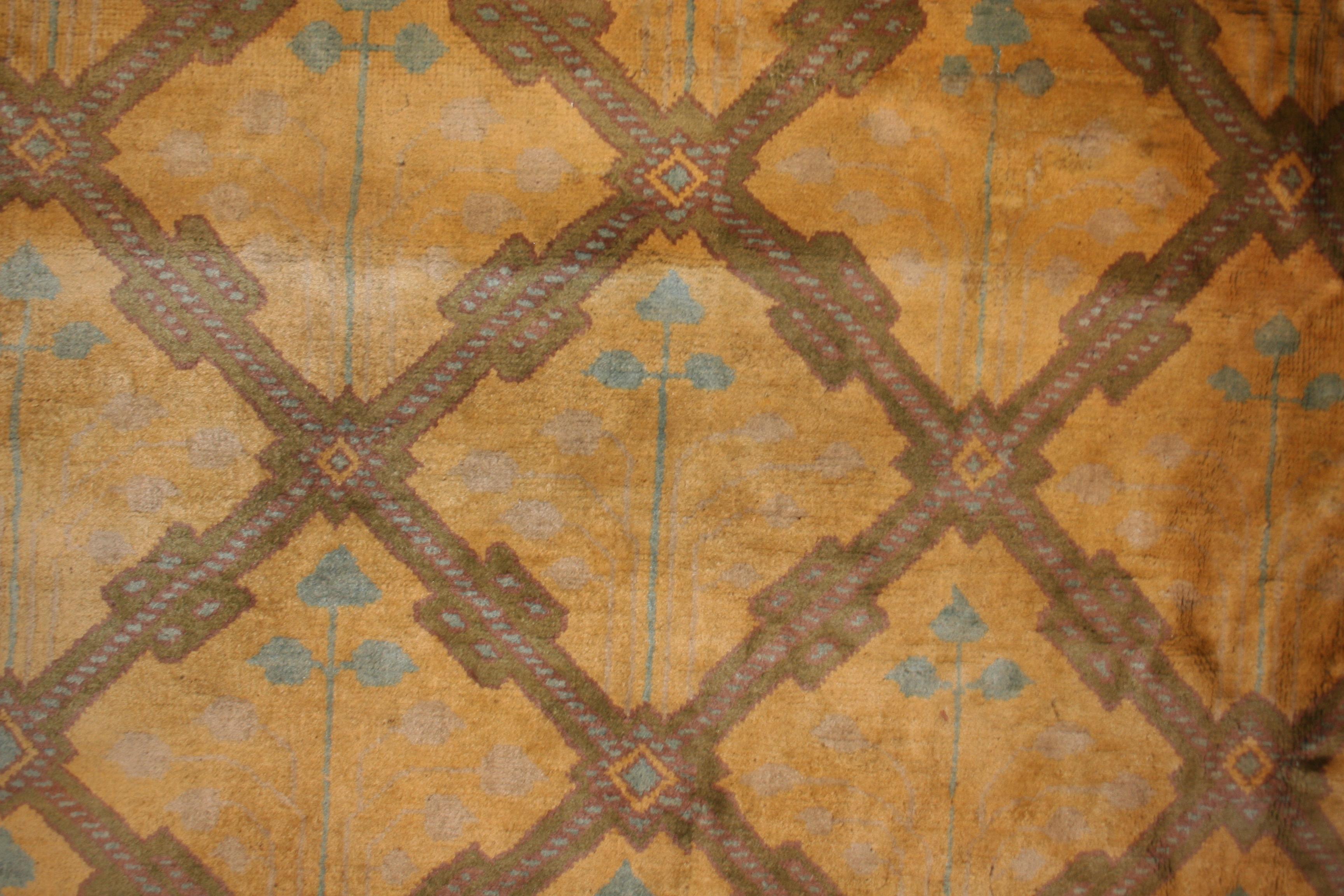 Hellgelber chinesischer quadratischer Art-Déco-Teppich (Chinesisch) im Angebot