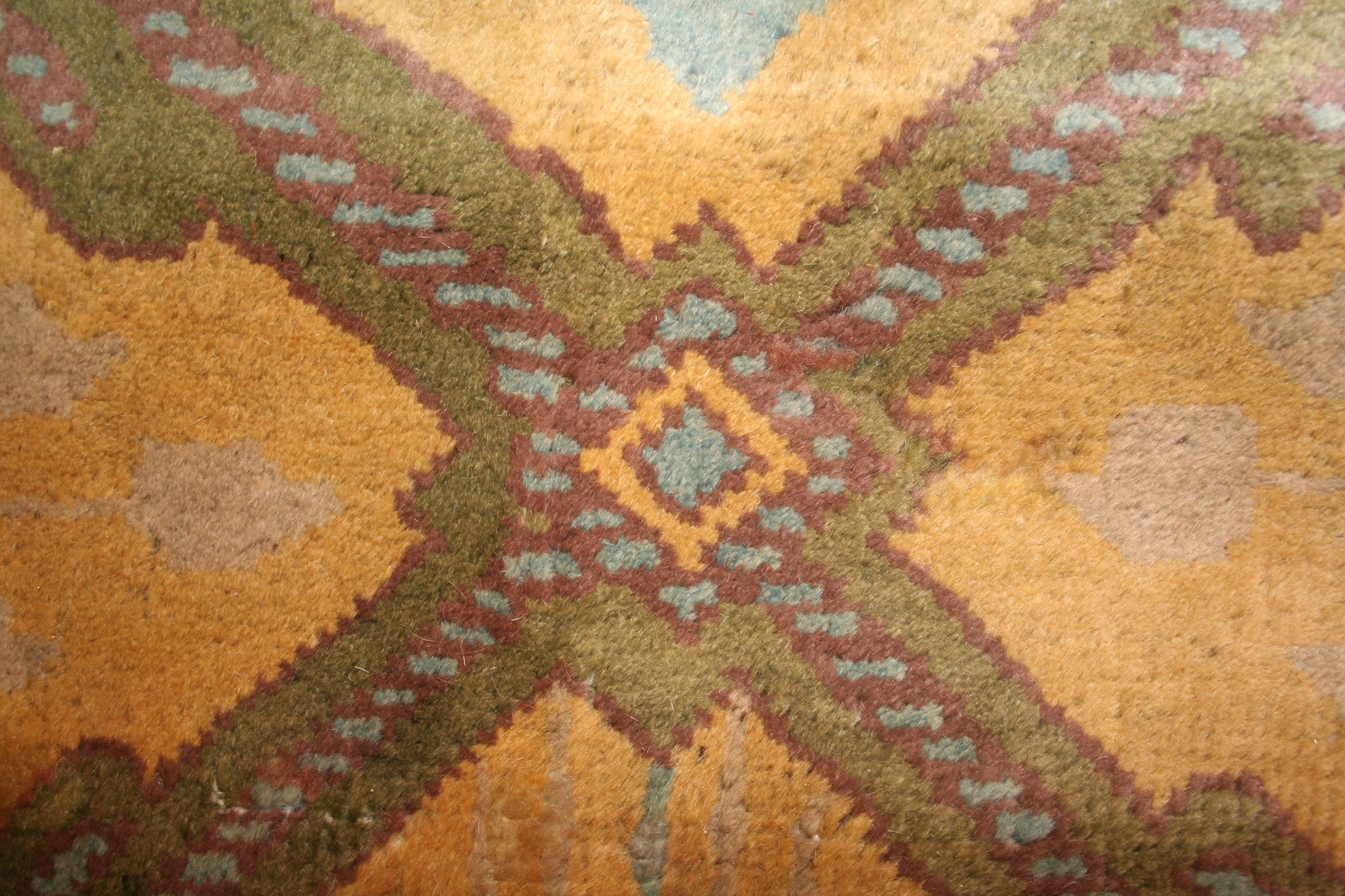 Hellgelber chinesischer quadratischer Art-Déco-Teppich (Handgeknüpft) im Angebot