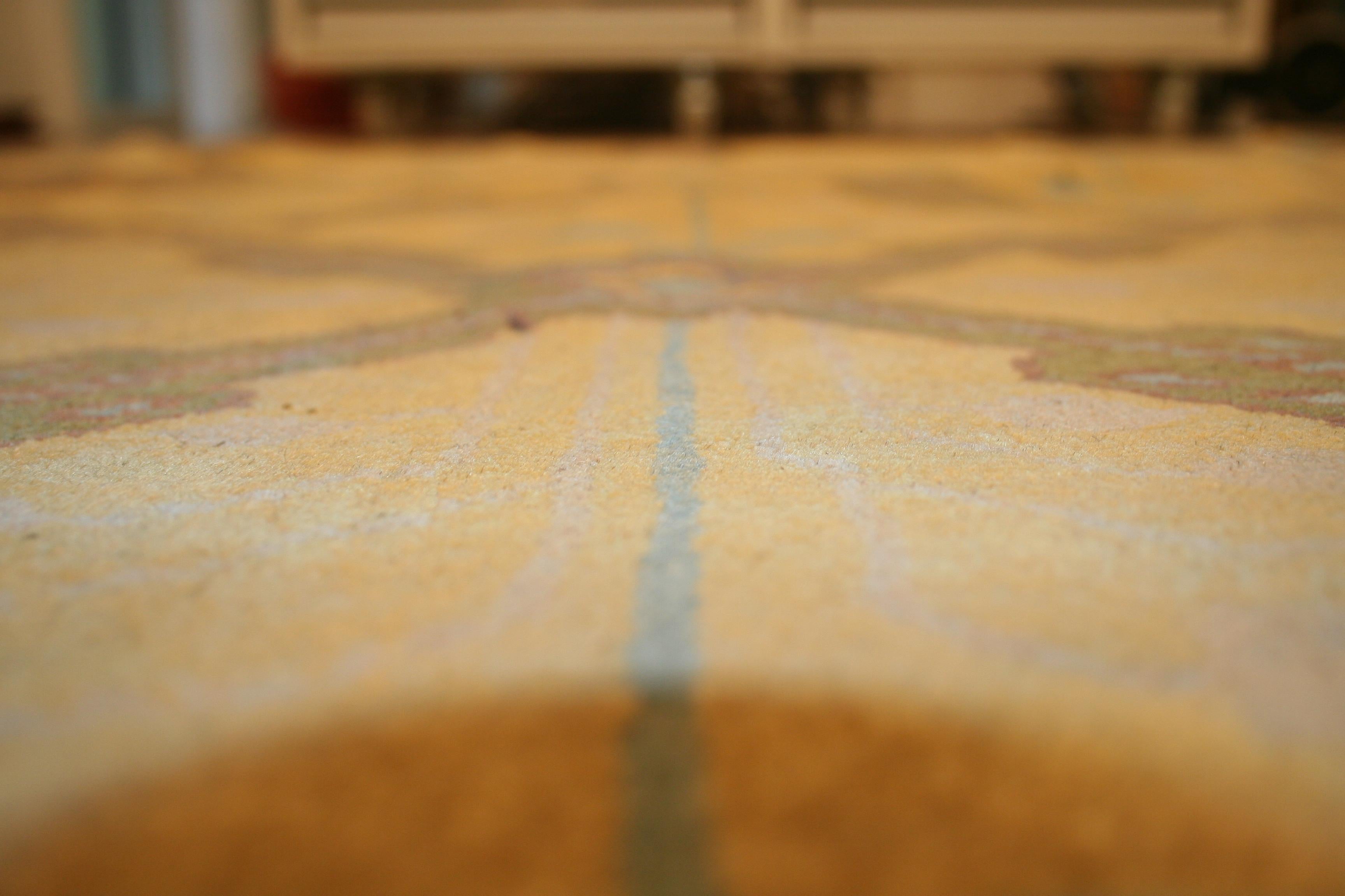 Hellgelber chinesischer quadratischer Art-Déco-Teppich im Zustand „Hervorragend“ im Angebot in Milan, IT
