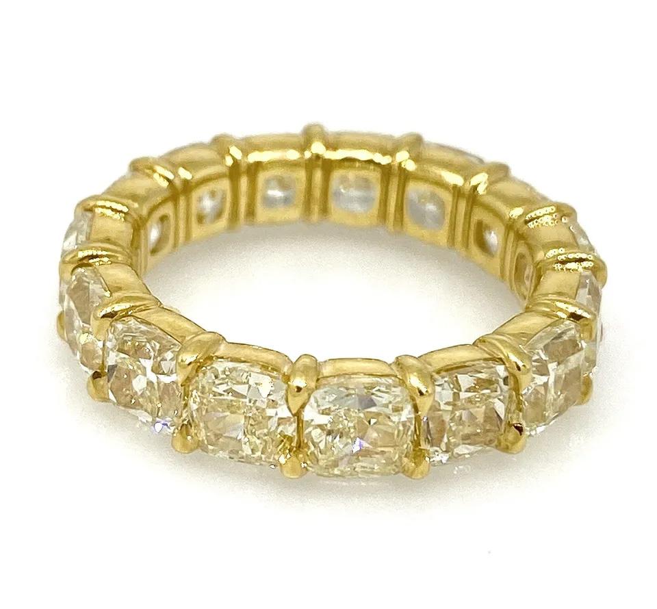 Women's or Men's Light Yellow Cushion Diamond Eternity Ring 7.47 Carats in 18k Yellow Gold For Sale