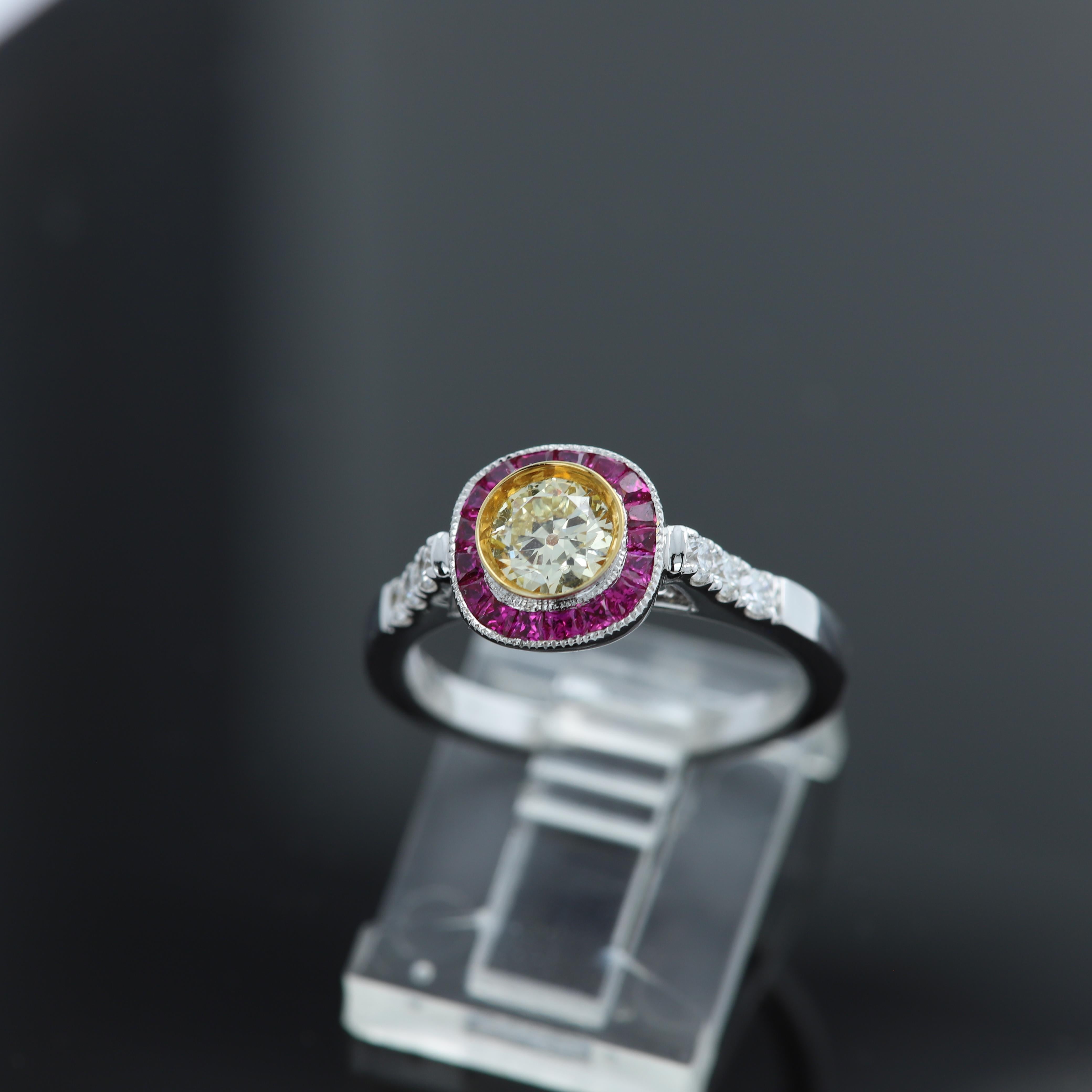 Taille ronde Bague en or bicolore 18 carats avec diamants et rubis jaune clair et diamants en vente