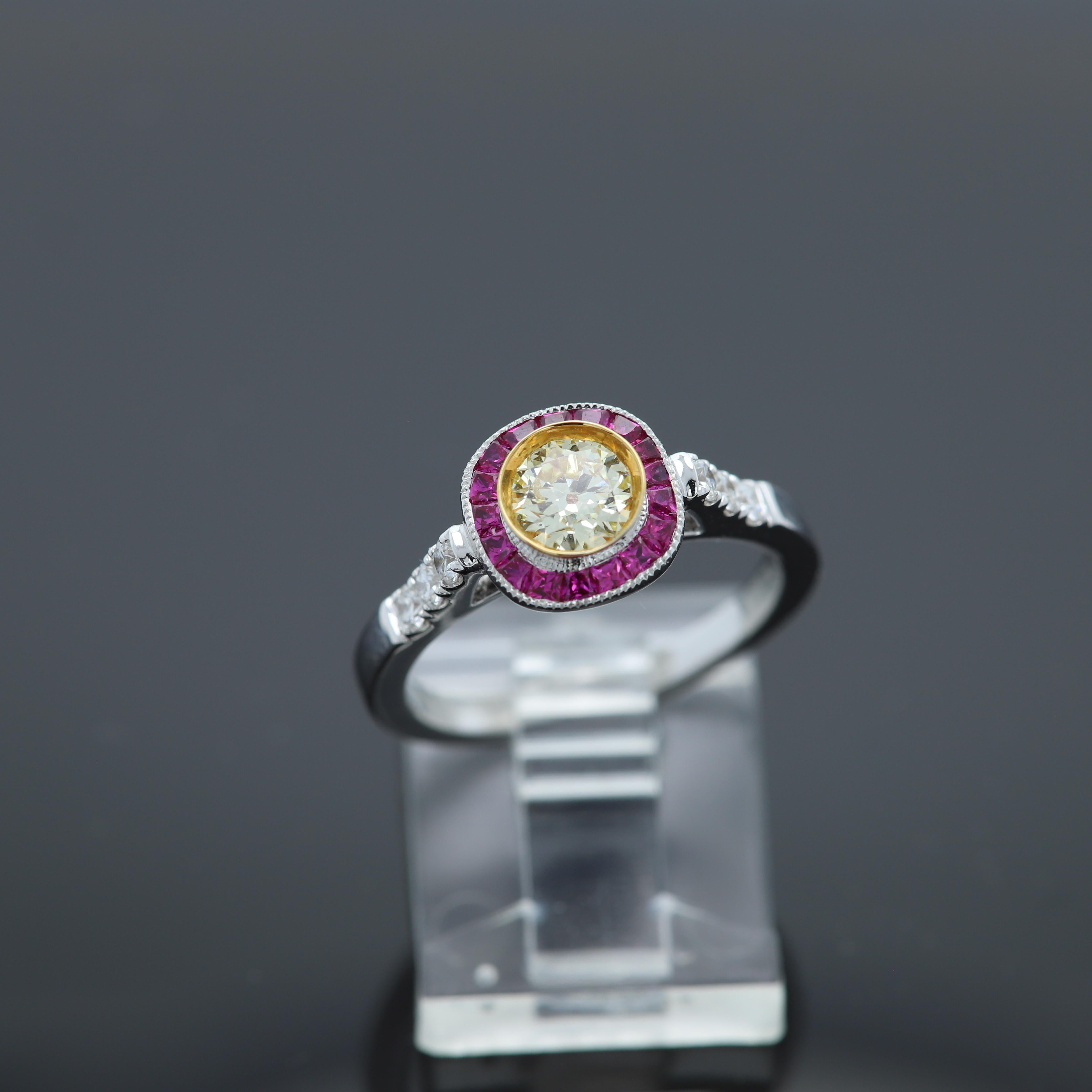Bague en or bicolore 18 carats avec diamants et rubis jaune clair et diamants Neuf - En vente à Brooklyn, NY