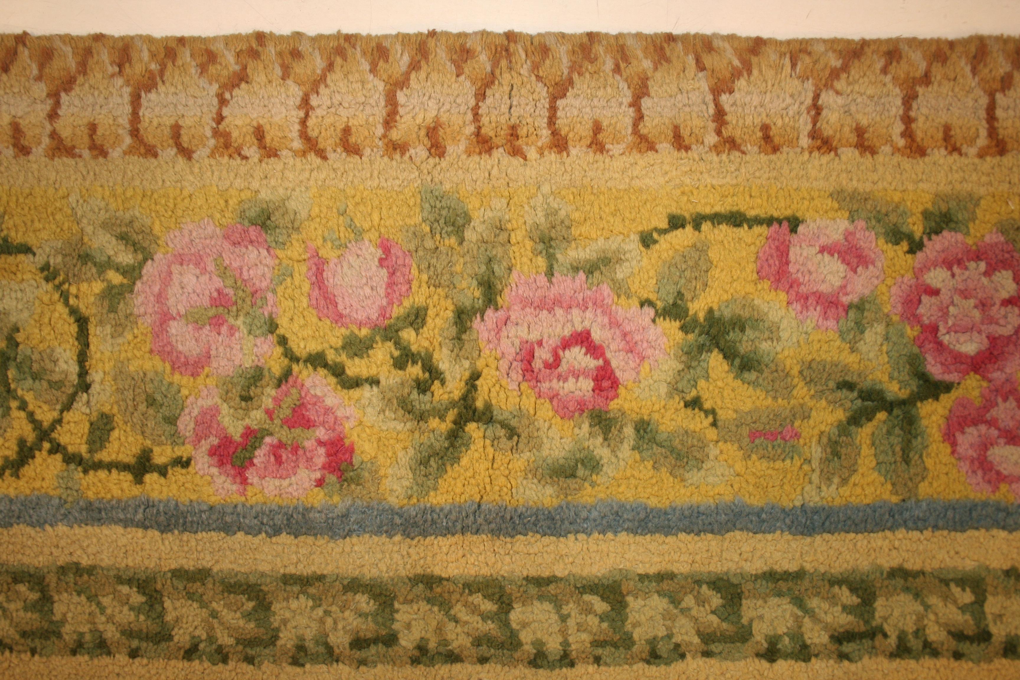 Hellgelber französischer Jugendstil-Teppich mit Rosen (Art nouveau) im Angebot