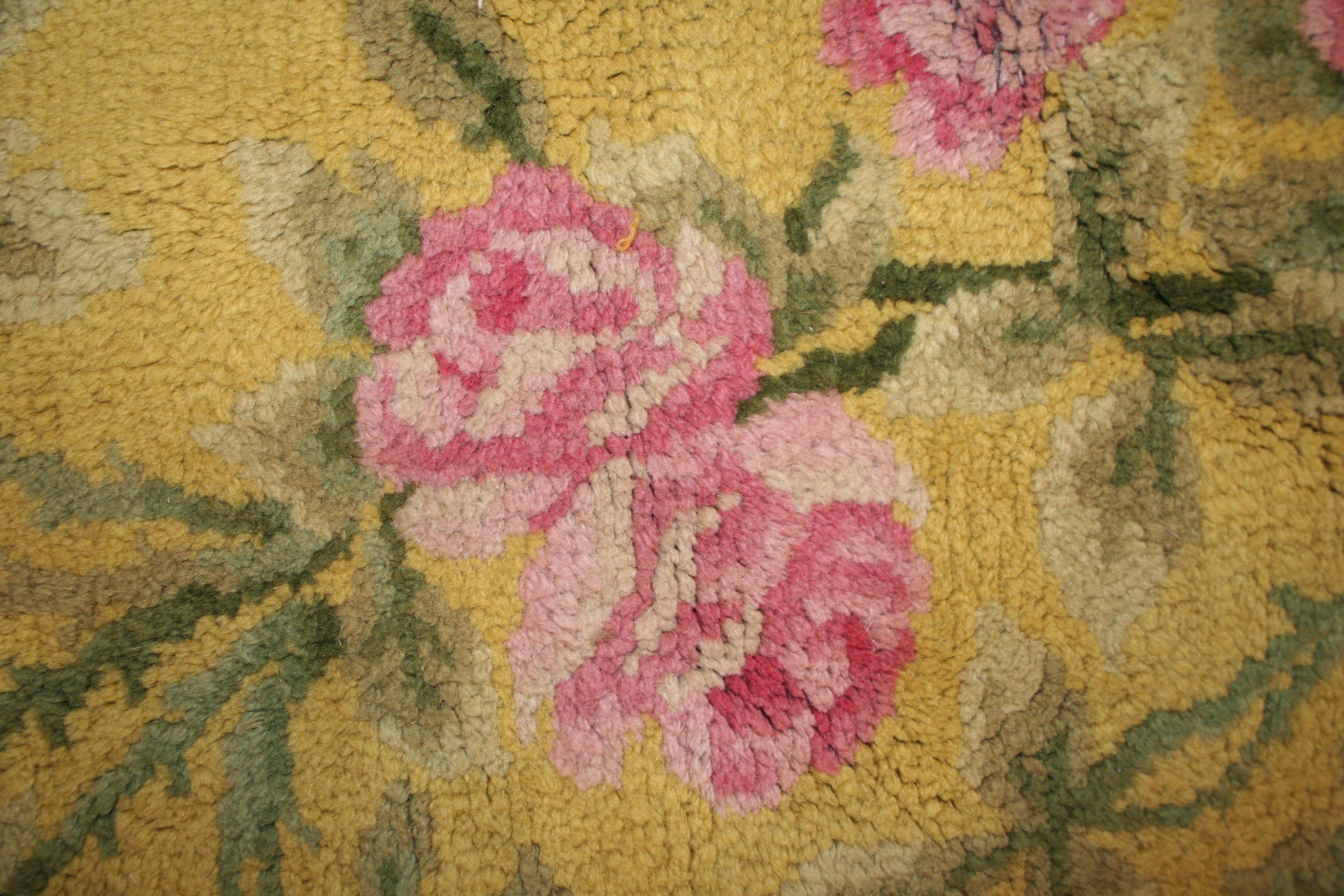 Hellgelber französischer Jugendstil-Teppich mit Rosen (Französisch) im Angebot