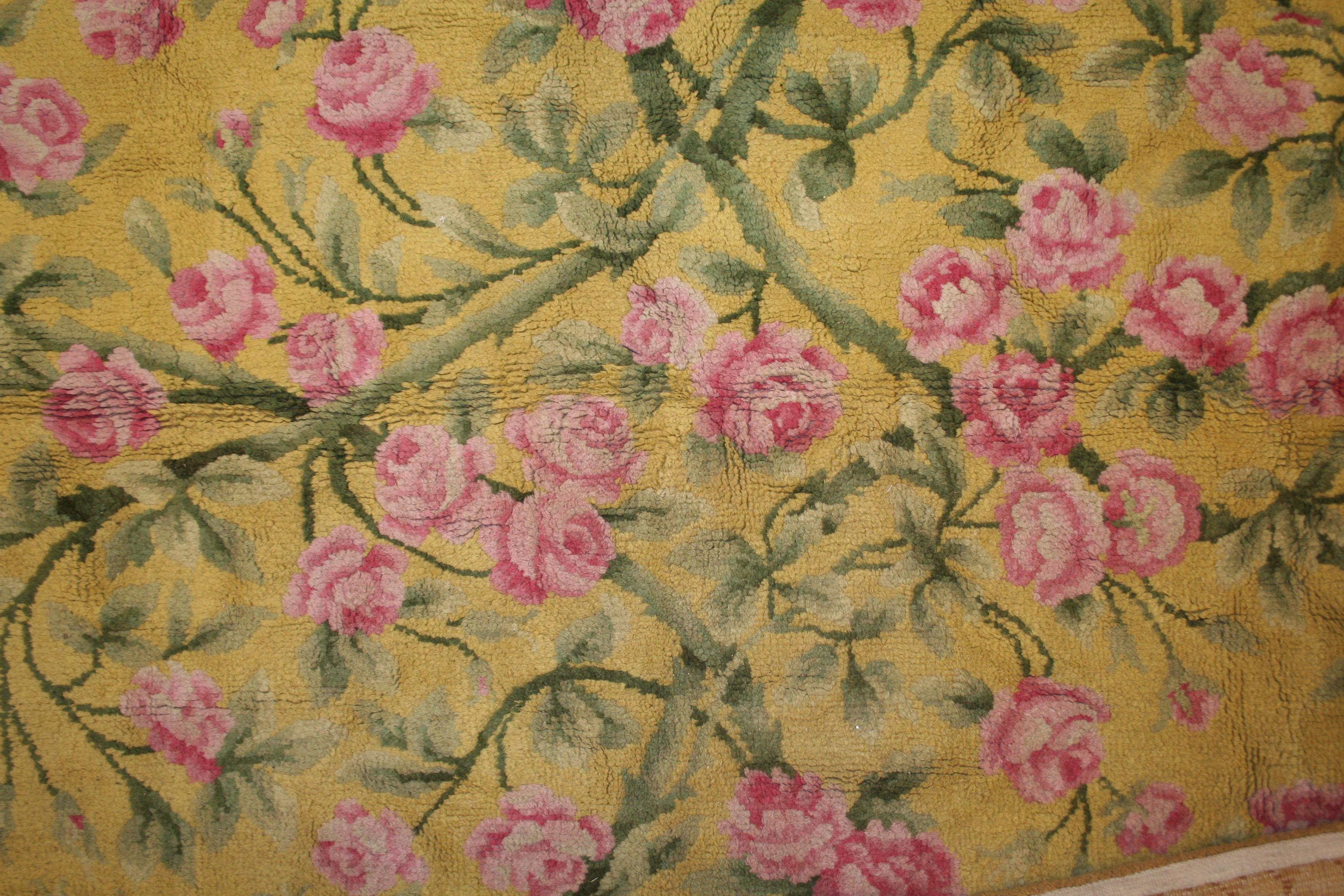 Hellgelber französischer Jugendstil-Teppich mit Rosen (Handgeknüpft) im Angebot