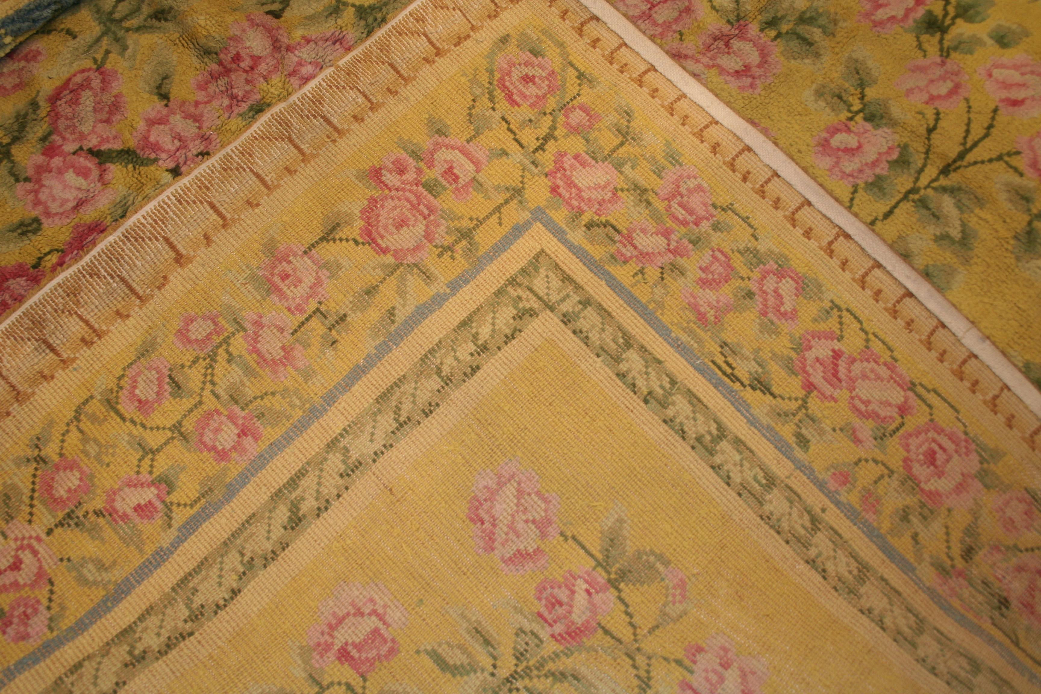 Hellgelber französischer Jugendstil-Teppich mit Rosen (20. Jahrhundert) im Angebot