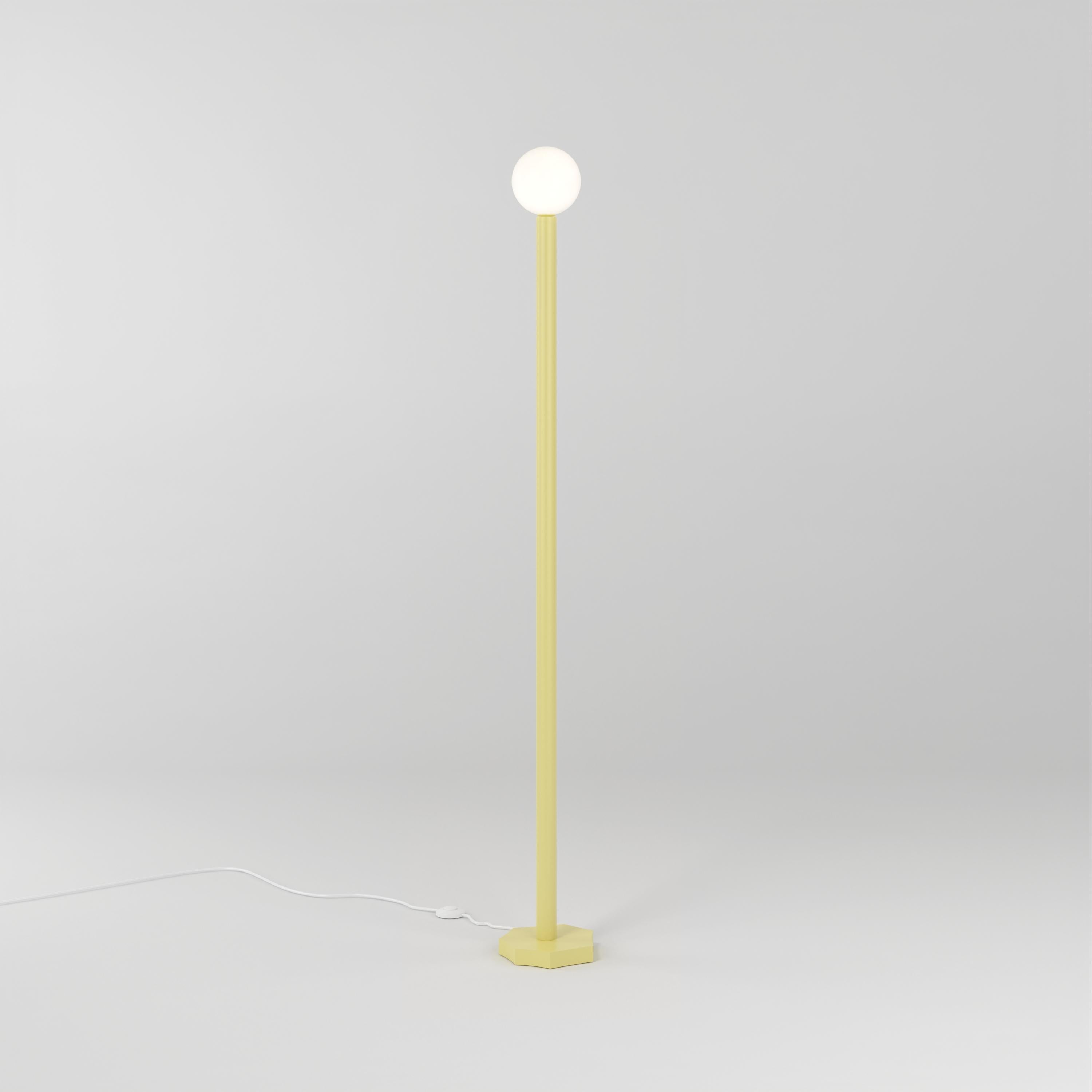 Lampada da terra con taglio dei contorni giallo chiaro di Atelier Ati
Dimensioni: D 20,4 x H 156,7 cm.
Materiali: Metallo verniciato a polvere, vetro bianco.

Disponibile con base a cilindro tagliato, base a forma libera o base a uovo.
Disponibile