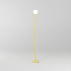 Lampadaire jaune clair à contours découpés par Atelier Areti
