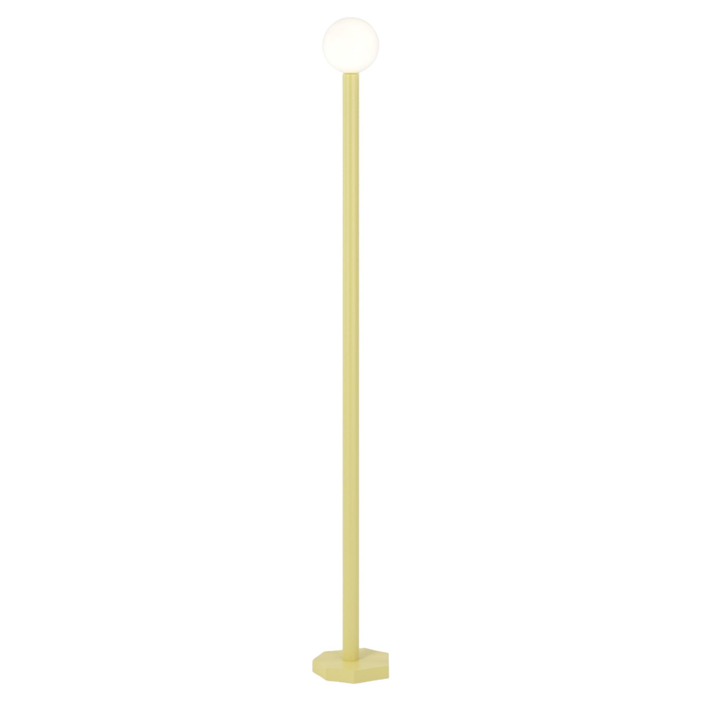 Lampadaire jaune clair à contours découpés par Atelier Areti