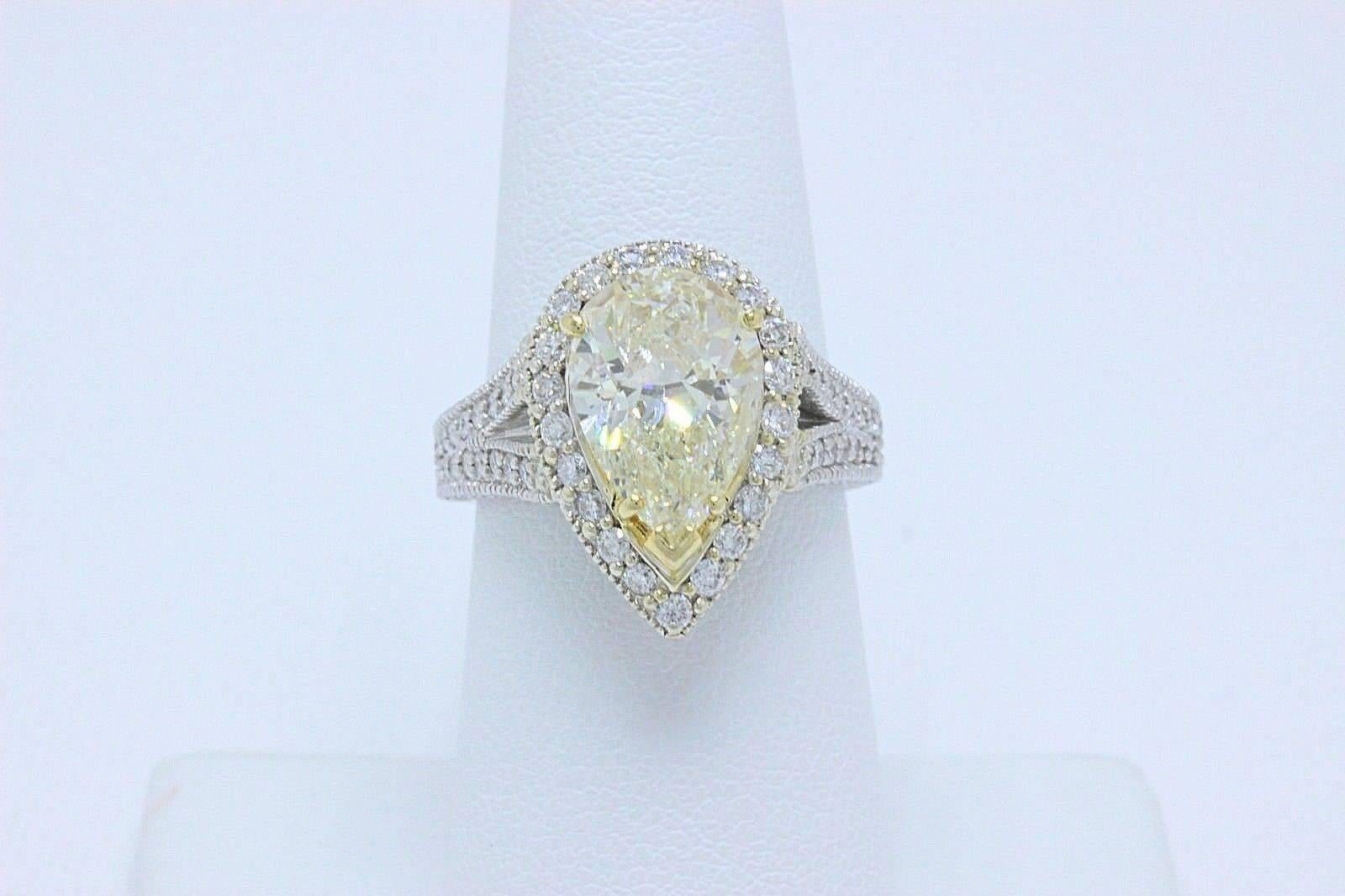 Bague de fiançailles en or blanc 14 carats avec diamants en forme de poire jaune clair de 6,32 carats en vente 1