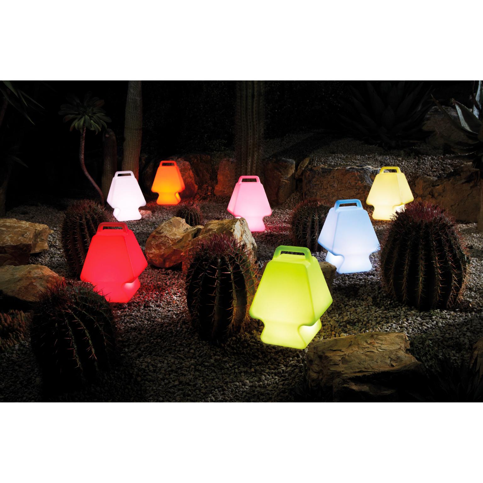 Lampe de table jaune clair Pret-À-Porter par Antonio Norero
Dimensions : D 26 x L 26 x H 37 cm.
Matériaux : Polyéthylène.

Disponible en différentes couleurs. Les prix peuvent varier. Ce produit peut être utilisé à l'intérieur et à l'extérieur.