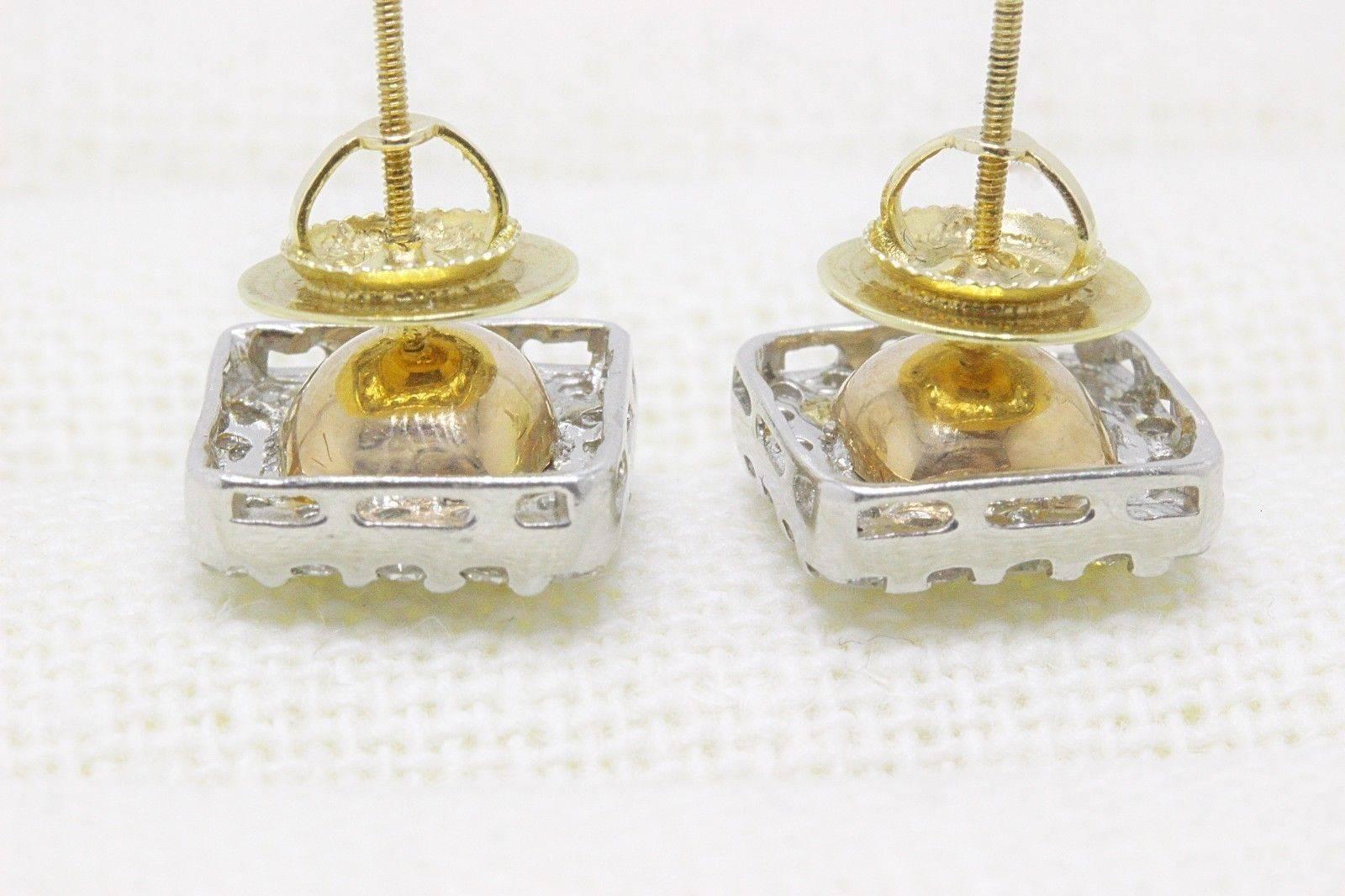 BOUCLES D'OREILLES AVEC HALO EN DIAMANT JAUNE CLAIR
Le style :  Halo
Métal :  or jaune et blanc 18KT
Taille :  11 MM X 11 MM
Poids total en carats :  3.96 TCW
Forme du diamant :  Taille princesse - 2,64 TCW / 1,23 CTS chacun
Couleur et clarté du