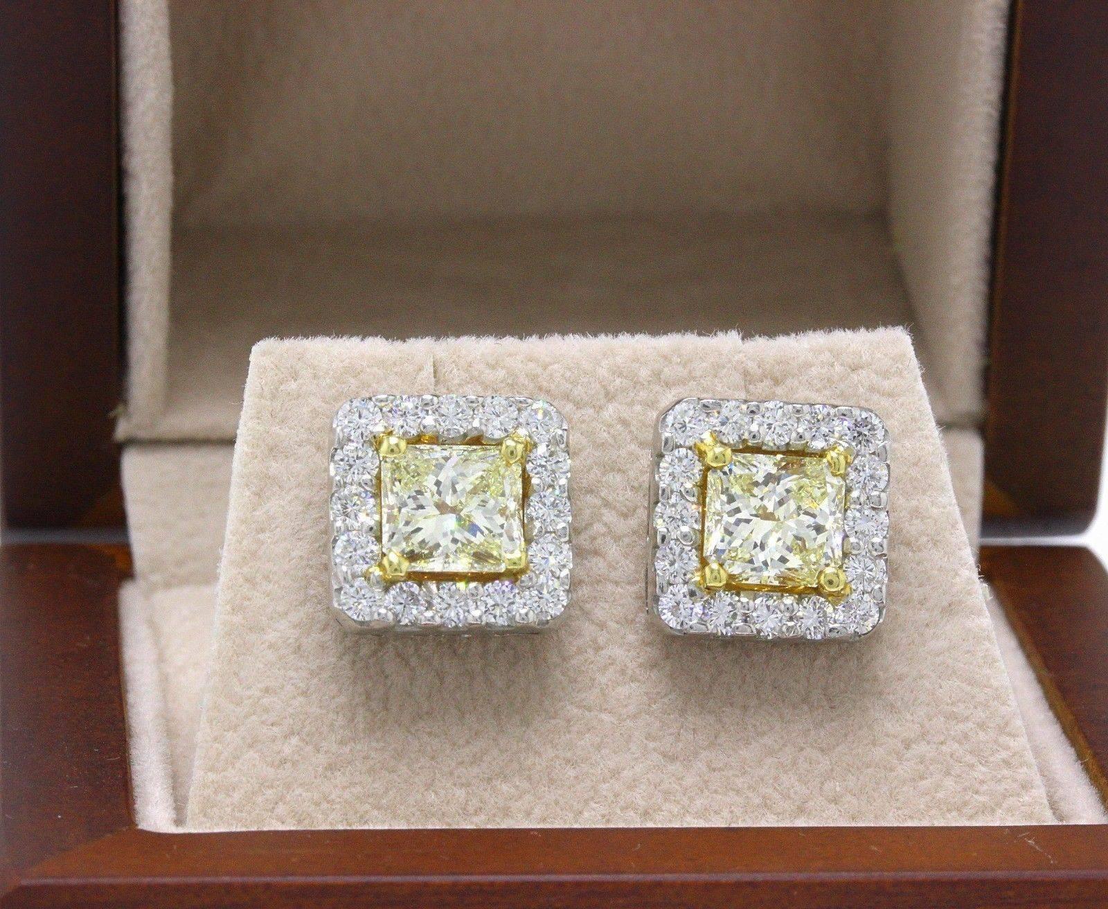 Boucles d'oreilles princesse en or blanc et jaune 18 carats avec halo de diamants jaune clair de 3,96 carats TCW Excellent état - En vente à San Diego, CA