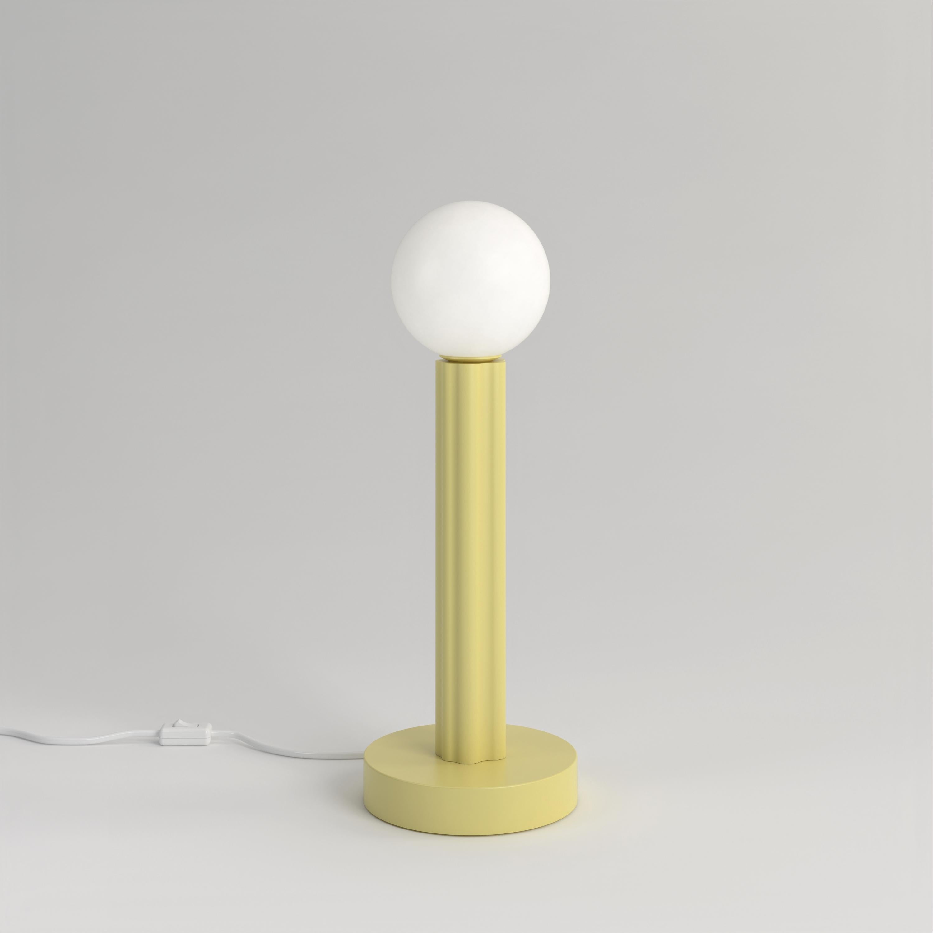 Lampe de bureau A.Profiles jaune clair par Atelier Areti
Dimensions : D 12,3 x H 34,5 cm.
Matériaux : Métal revêtu de poudre, verre blanc.

Disponible dans d'autres couleurs. Veuillez nous contacter.

Toutes nos lampes peuvent être câblées en