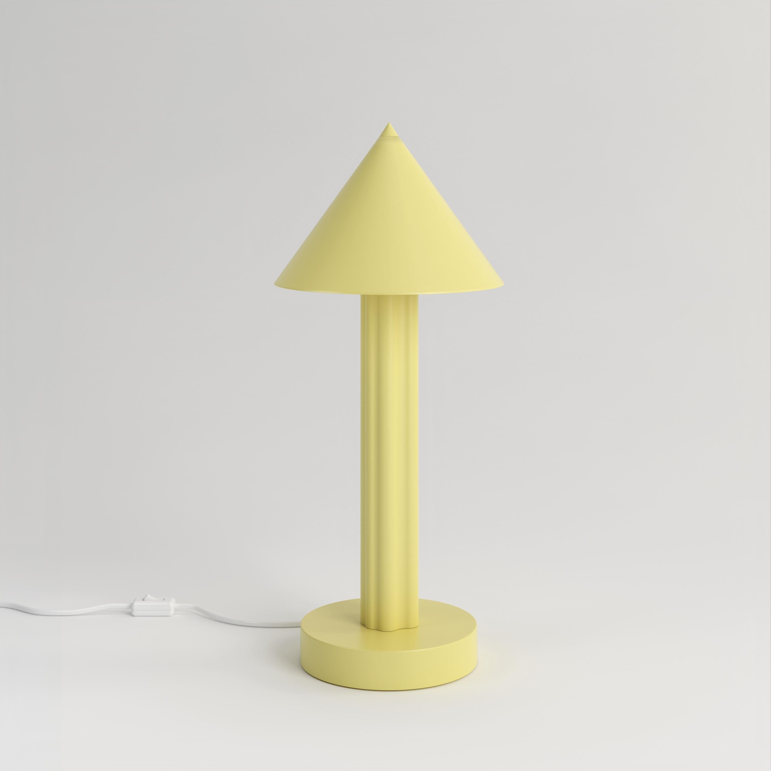 Lampe de bureau A.Profiles jaune clair par Atelier Areti
Dimensions : D 16 x H 40,5 cm.
Matériaux : Métal peint par poudrage.

Disponible dans d'autres couleurs. Veuillez nous contacter.

Toutes nos lampes peuvent être câblées en fonction de chaque