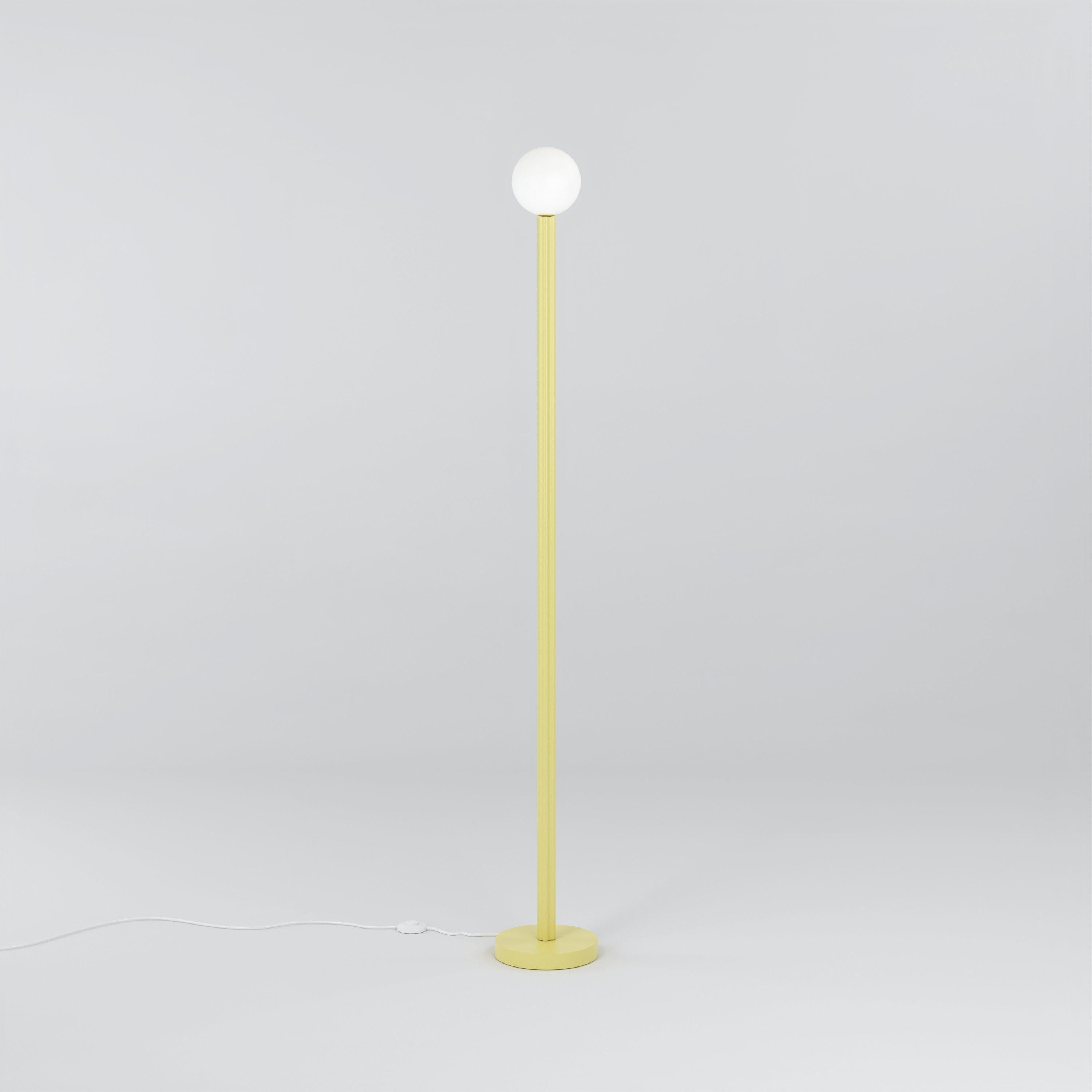 Lampadaire jaune clair A.Profiles par Atelier Areti
Dimensions : D 20 x H 156,7 cm.
Matériaux : Métal revêtu de poudre, verre blanc.

Disponible dans d'autres couleurs. Veuillez nous contacter.

Toutes nos lampes peuvent être câblées en fonction de