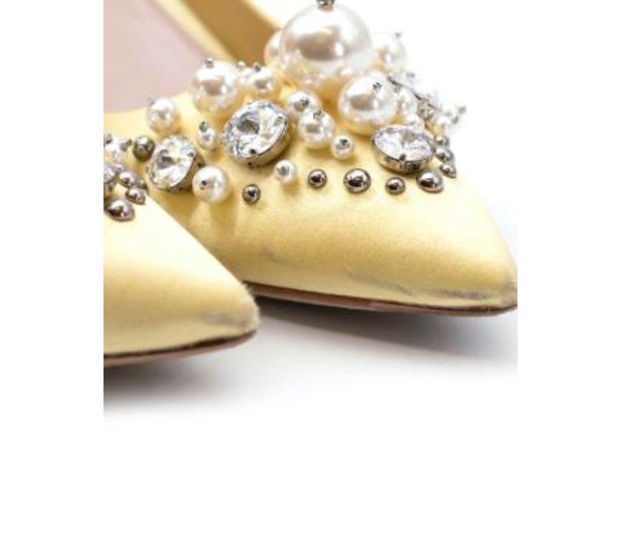Miu Miu Bombas de tacón de raso amarillo claro con adornos de cristal - 39 en venta 5