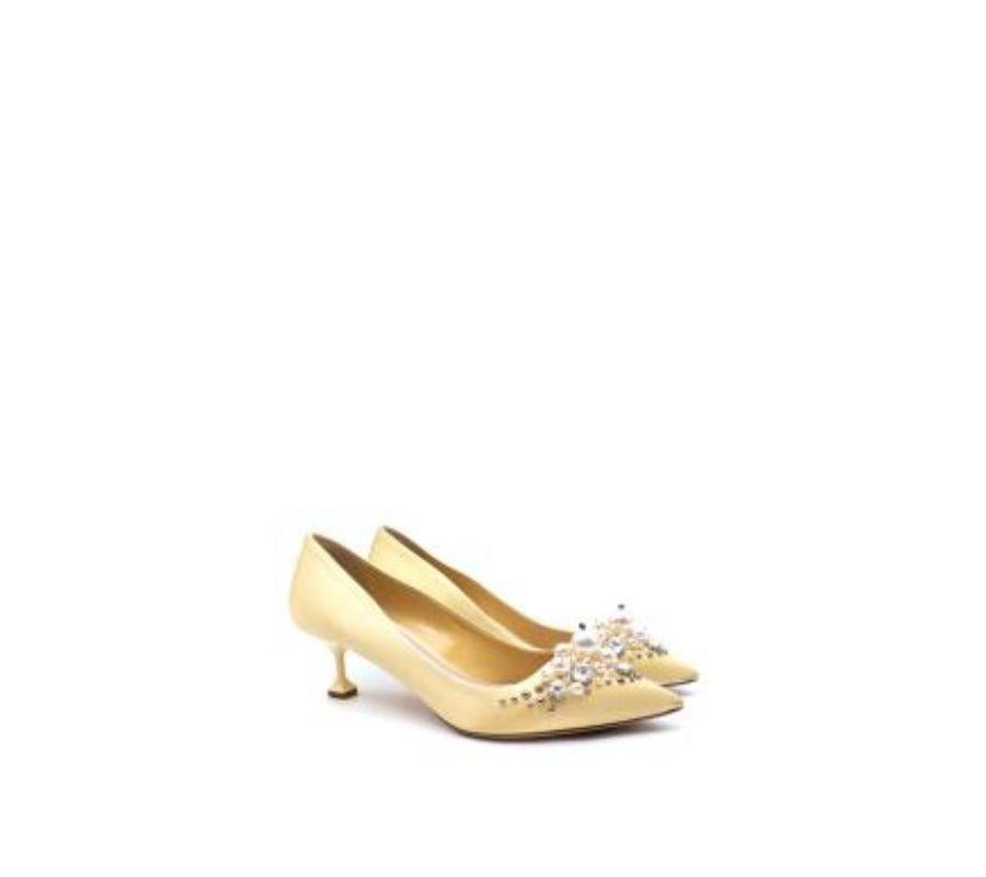 Miu Miu Bombas de tacón de raso amarillo claro con adornos de cristal - 39 Amarillo en venta
