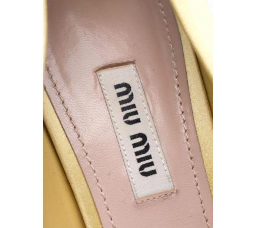 Miu Miu Bombas de tacón de raso amarillo claro con adornos de cristal - 39 en Bueno estado para la venta en London, GB