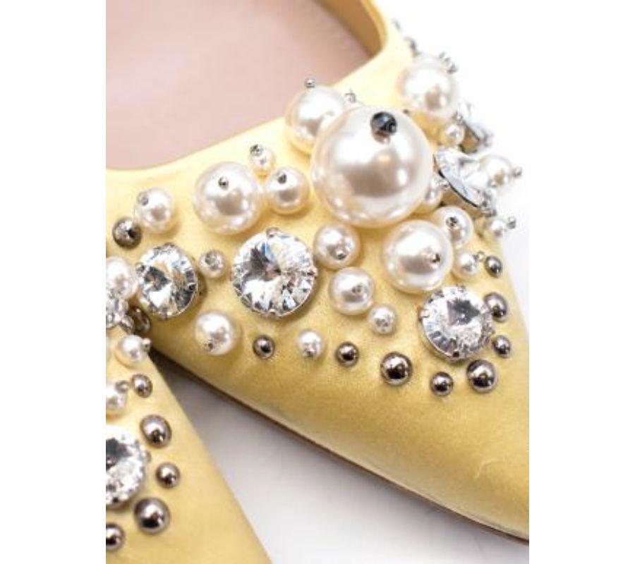 Miu Miu Bombas de tacón de raso amarillo claro con adornos de cristal - 39 en venta 1