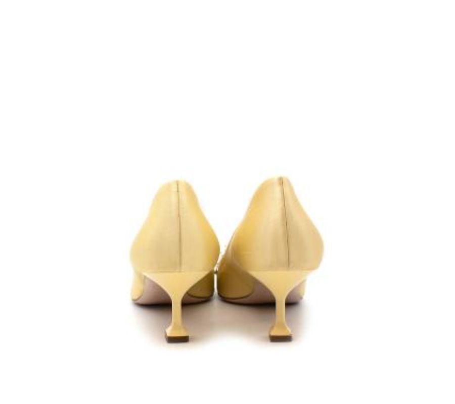 Miu Miu Bombas de tacón de raso amarillo claro con adornos de cristal - 39 en venta 3