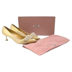 Miu Miu - Pumps con tacco in raso giallo chiaro impreziosite da cristalli - 39