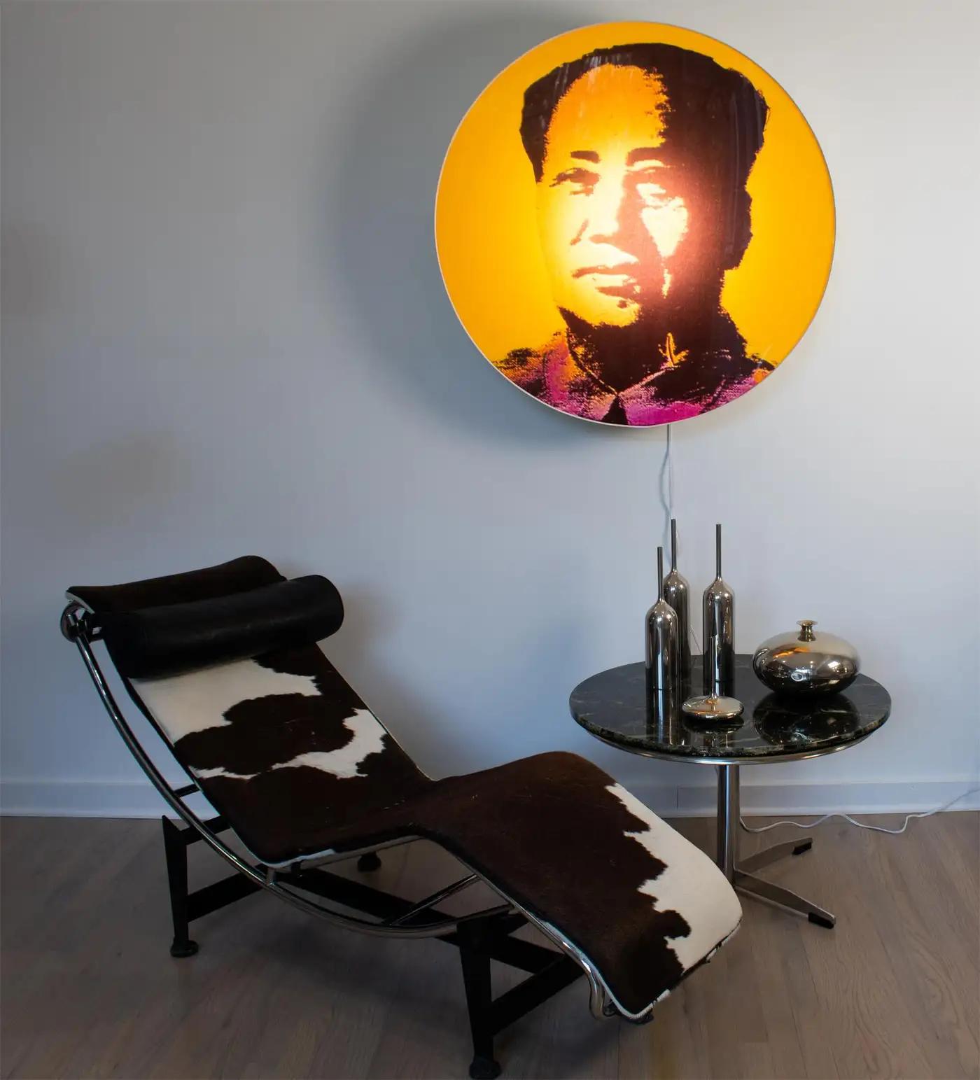 This spectacular lightbox with Mao Tse Tung's (Mao Zedong) silkscreen reversed painting on acrylic is a reinterpretation of the iconic Andy Warhol's design. The rare piece was crafted in the United States circa 1970. It features a drum-shaped