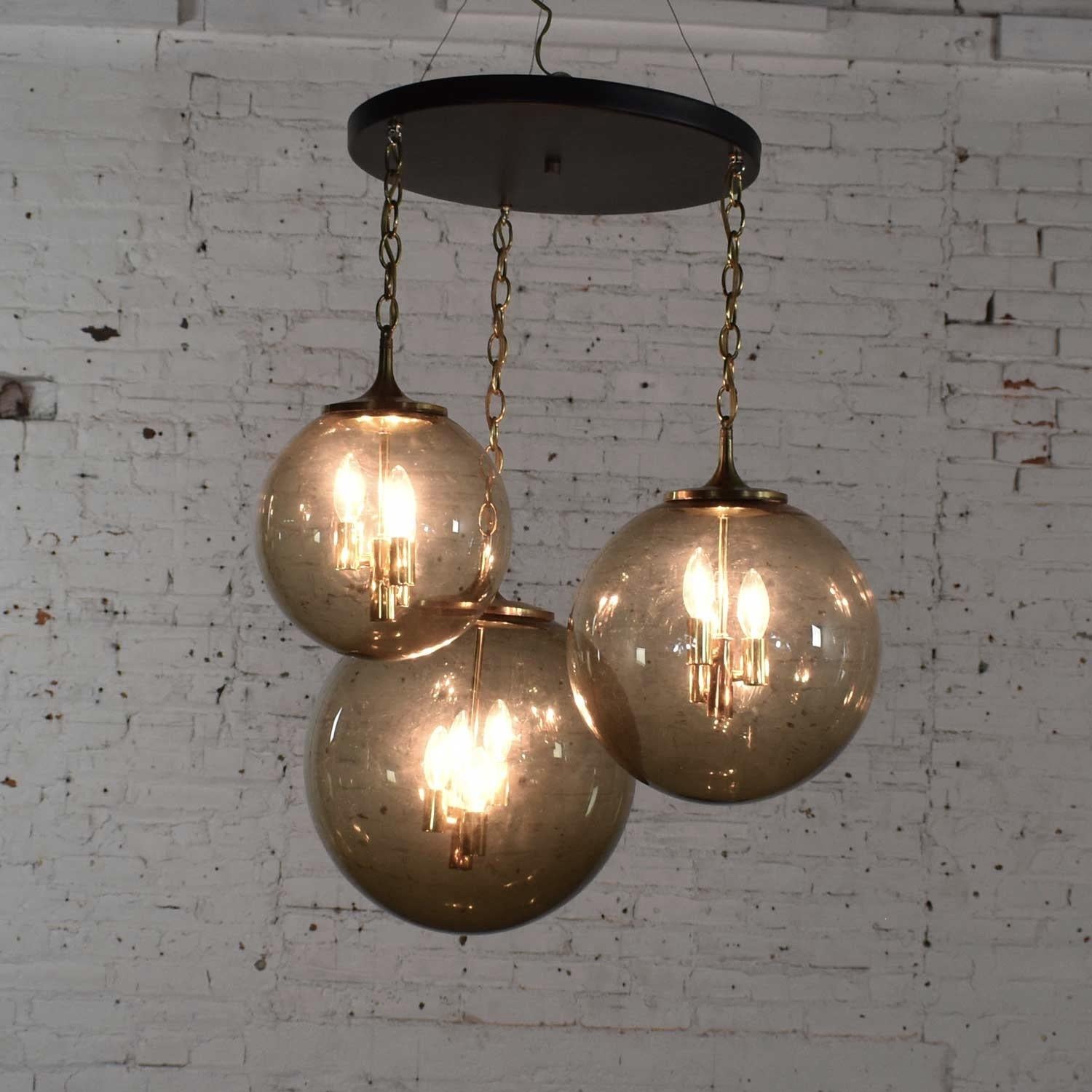 Lustre Lightcraft of California avec 3 globes en verre fumé en cascade en vente 4