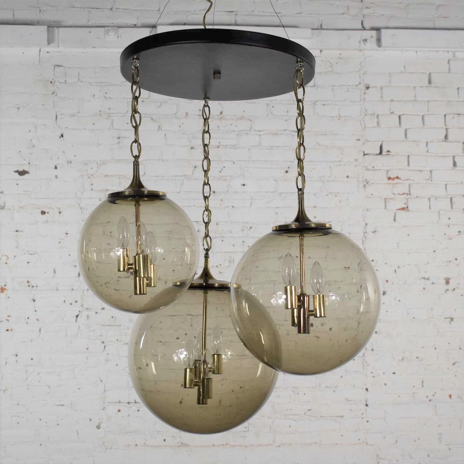 Mid-Century Modern Lustre Lightcraft of California avec 3 globes en verre fumé en cascade en vente