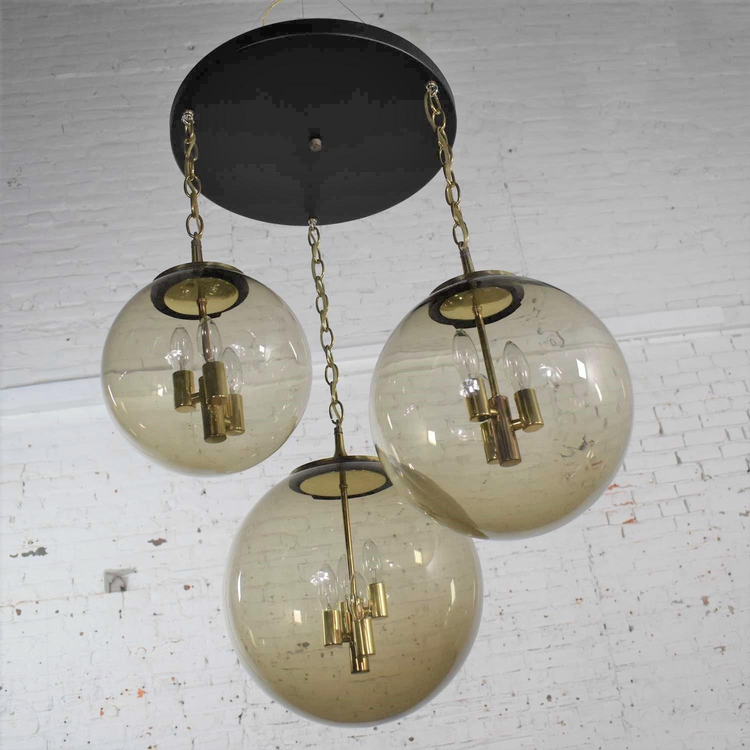 Mid-Century Modern Lightcraft of California Chandelier with 3 Cascading Smoke Glass Orb Globes For Sale