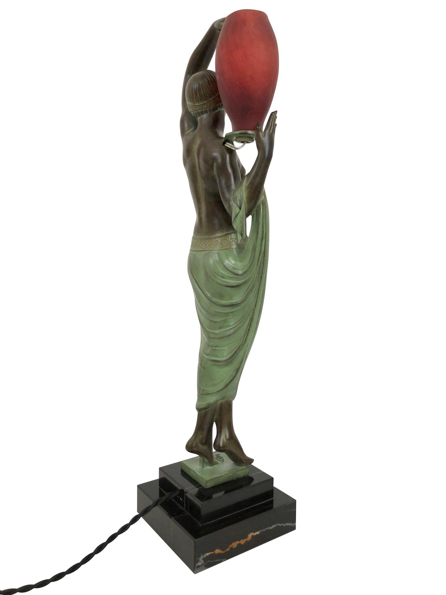 Français Lampe de sculpture Odalisque de style Art déco éclairée par Fayral et Max Le Verrier  en vente