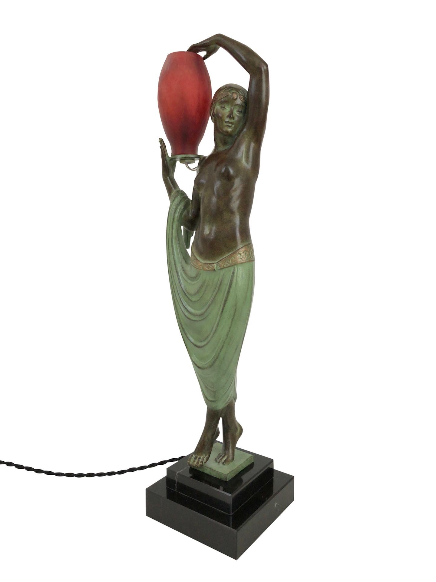 Beleuchtete Skulpturenlampe Odalisque im Art-Déco-Stil von Fayral und Max Le Verrier  (Glas) im Angebot