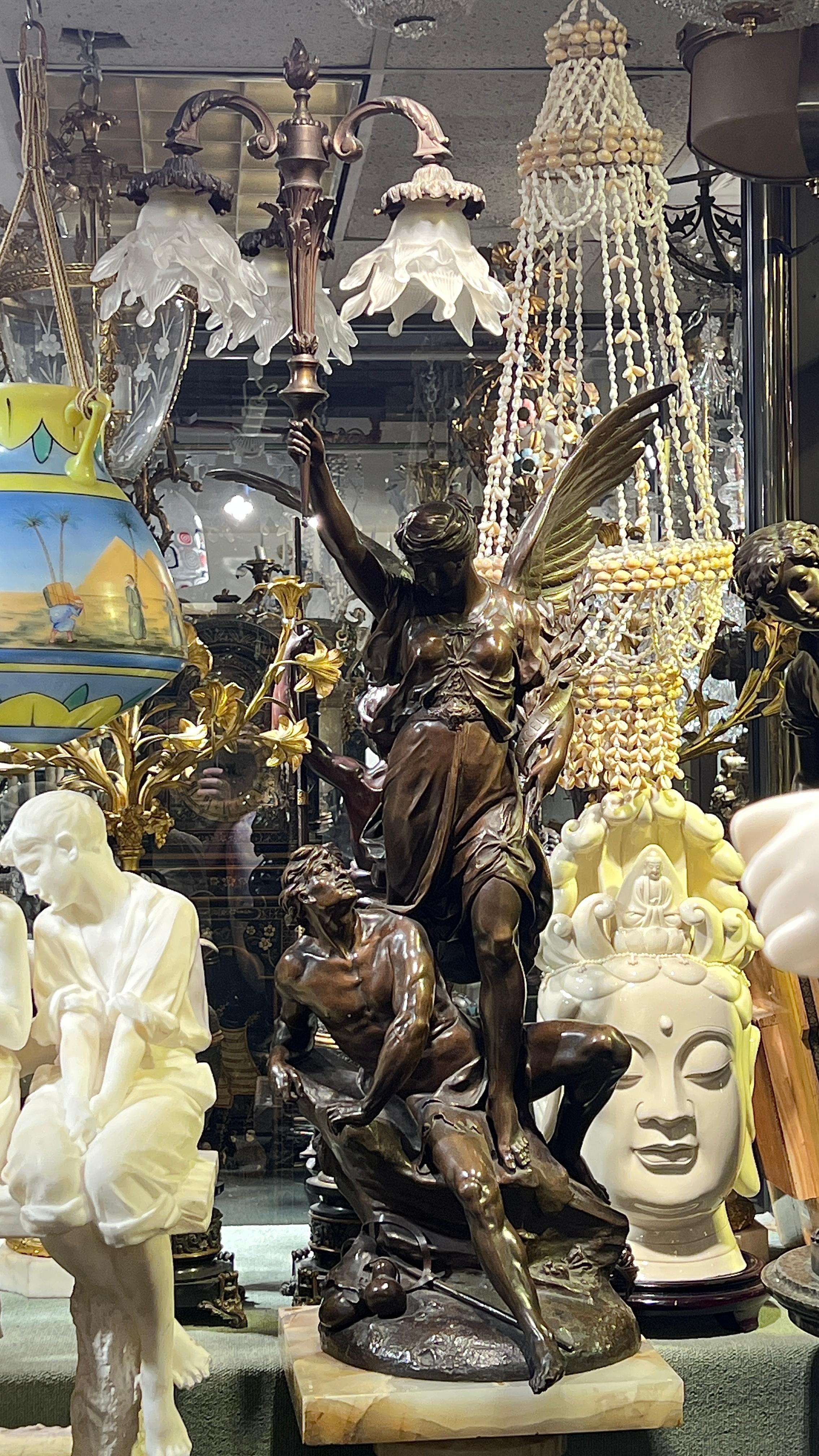 Sculpture ancienne (fin XIXe-début XXe siècle) en bronze patiné intitulée Excelsior d'après le modèle original d'Emile Louis Picault (français, 1833-1915),  mesurant 46 par 18 par 22 pouces, électrifiée avec trois prises de taille standard,  et des
